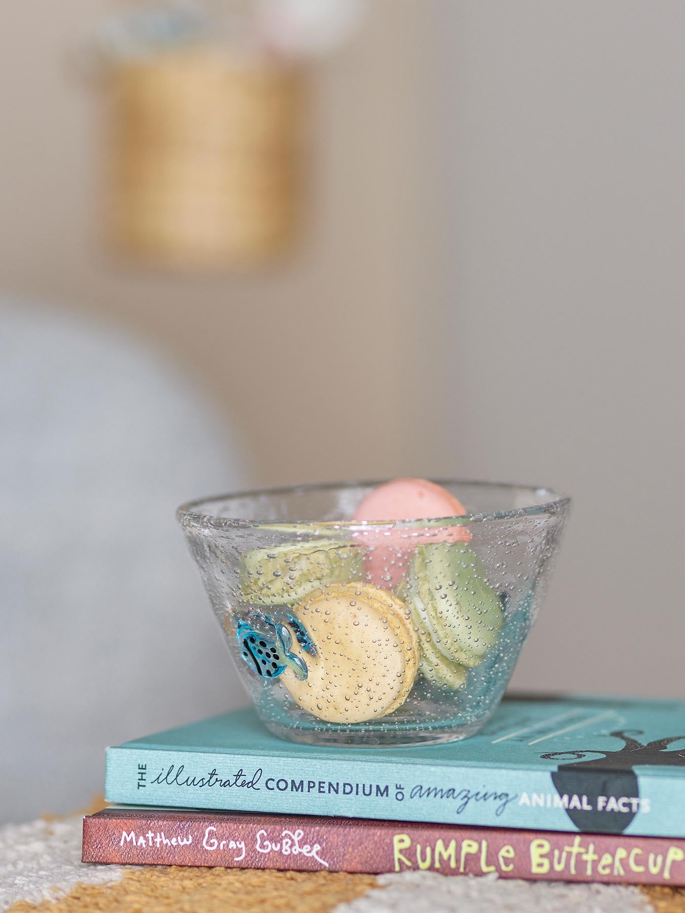 Entdecken Sie die charmante Finney Schale von Bloomingville MINI – ein handgefertigtes Glasunikat mit maritimem Flair für Ihre Küche.