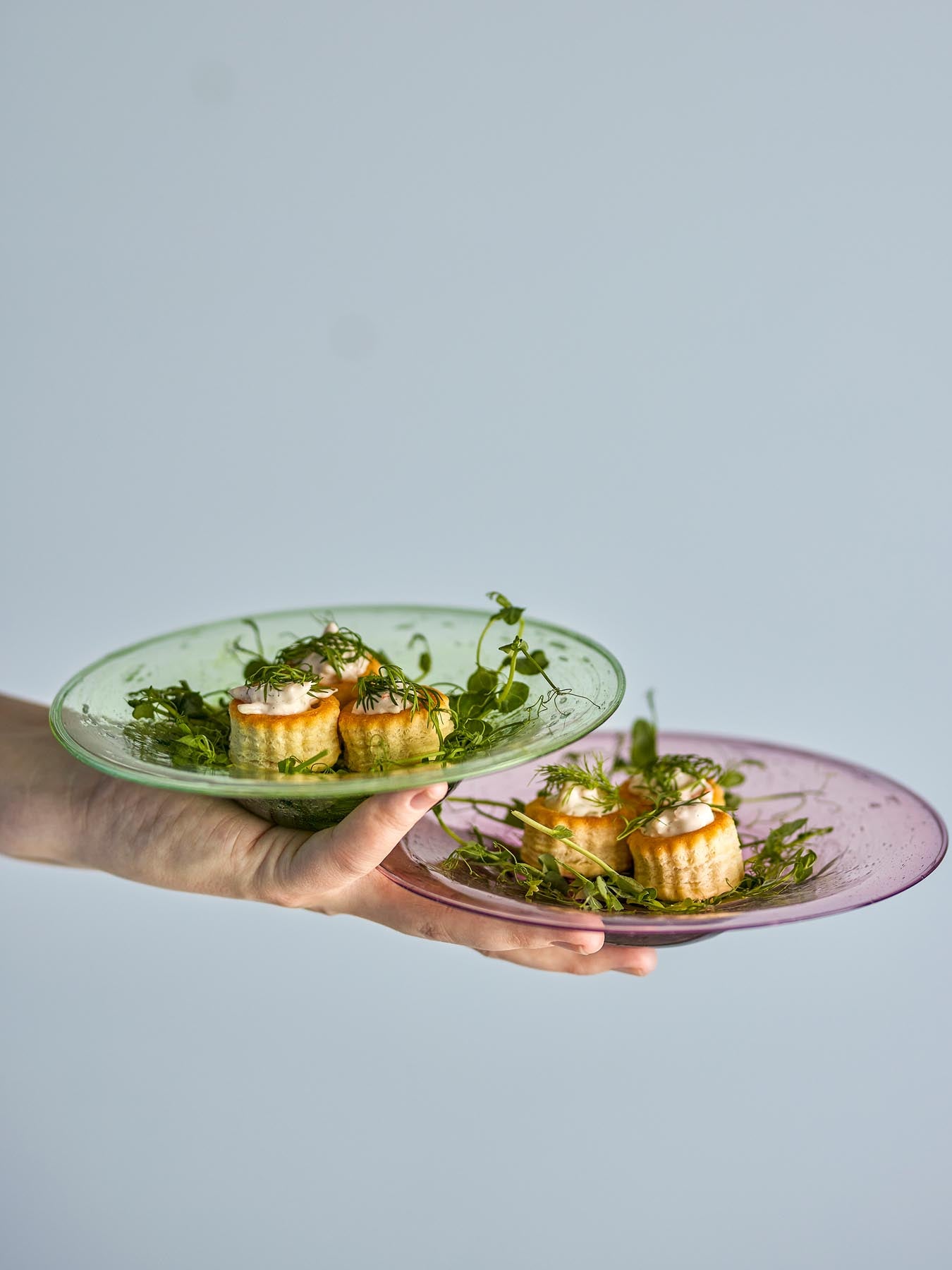 Der Sunil Teller von Bloomingville in elegantem Grün verleiht Ihrem Tisch einen frischen Akzent. Perfekt für stilvolle Servierungen und besondere Anlässe.