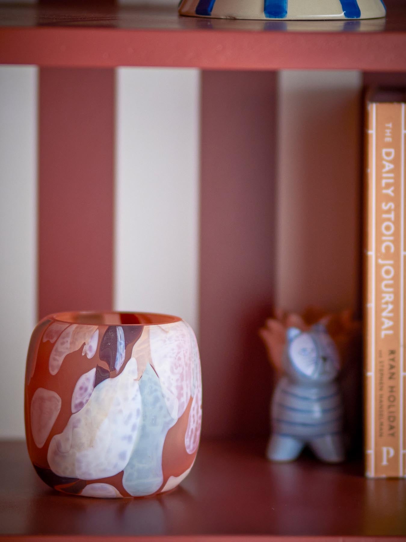 Eleganter Karan Teelichthalter aus recyceltem Glas in zartem Rosaton. Ideal für stimmungsvolle Beleuchtung und stilvolle Akzente in jedem Raum.