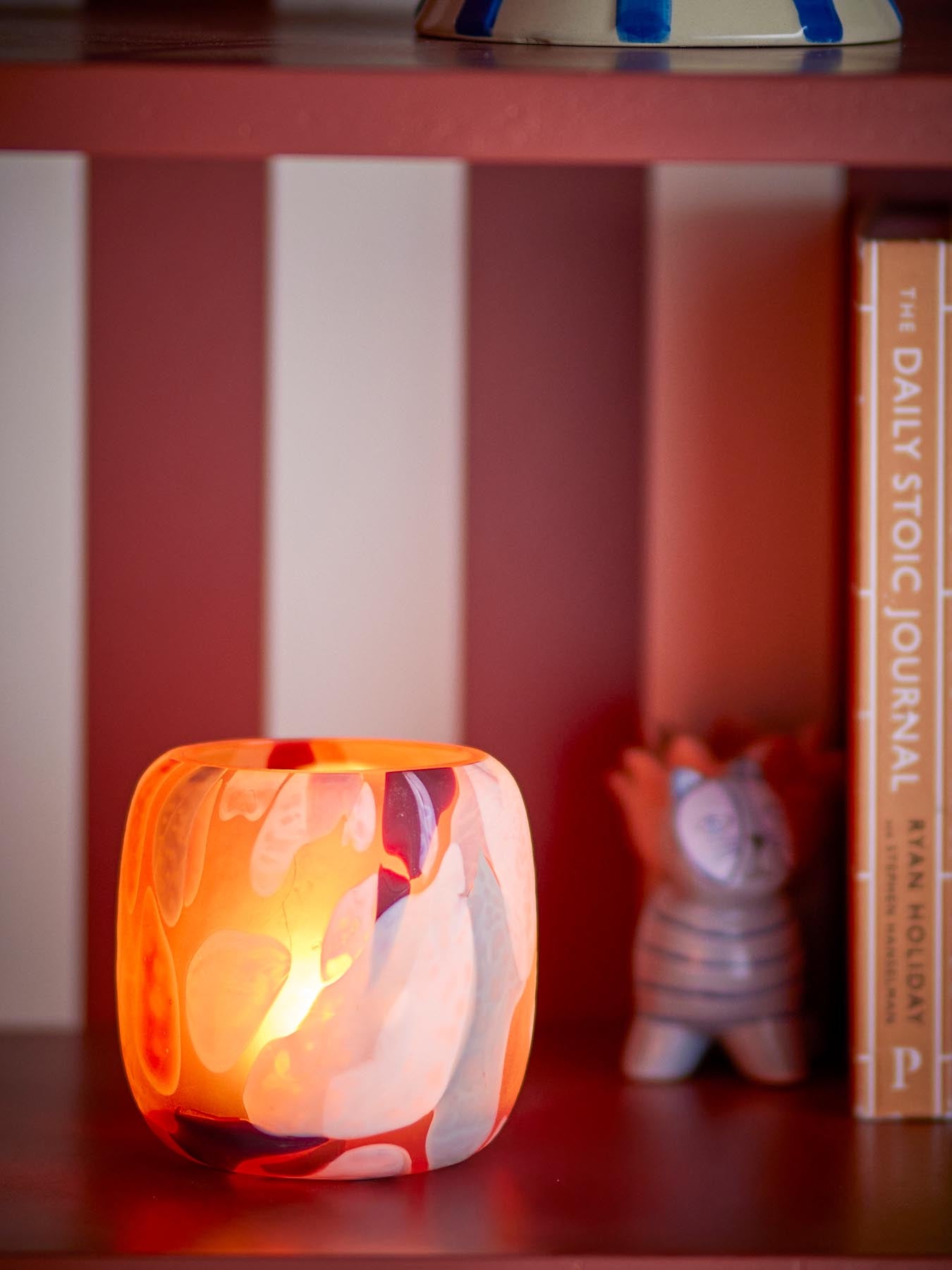 Schöner Karan Teelichthalter aus umweltfreundlichem, mundgeblasenem Glas in sanften Rosatönen. Perfekt für gemütliche Abende und stilvolle Wohnakzente.