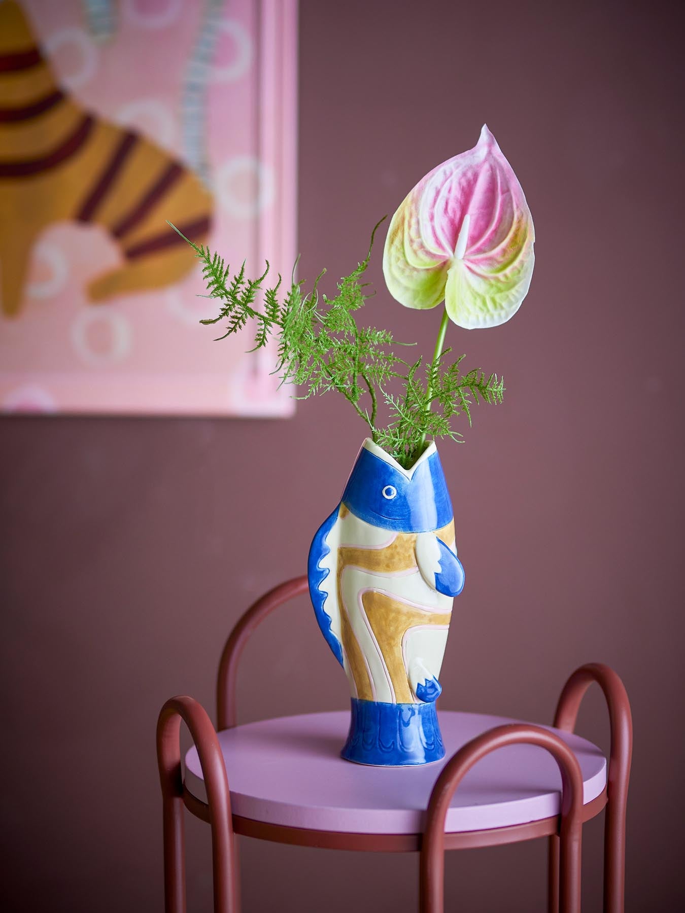 Entdecken Sie die handgefertigte Irving Vase von Bloomingville in Blau. Ein stilvolles Steingut-Design mit einzigartigem Fischmotiv für Ihr Zuhause.