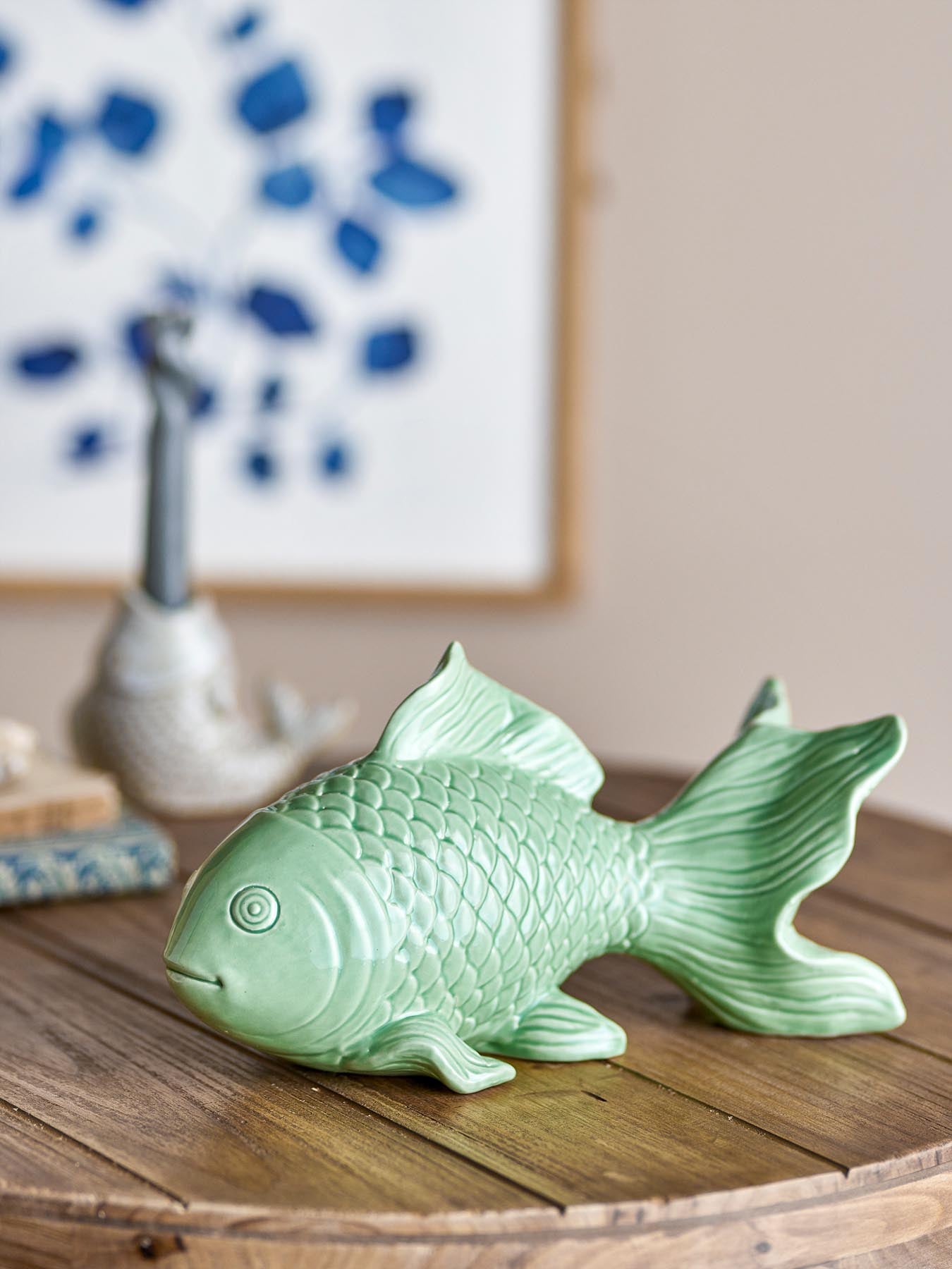 Entdecken Sie die Sukey Deko von Creative Collection – ein einzigartiges Steingut-Kunstwerk in lebendigen Grüntönen, das Ihrem Zuhause Stil verleiht.