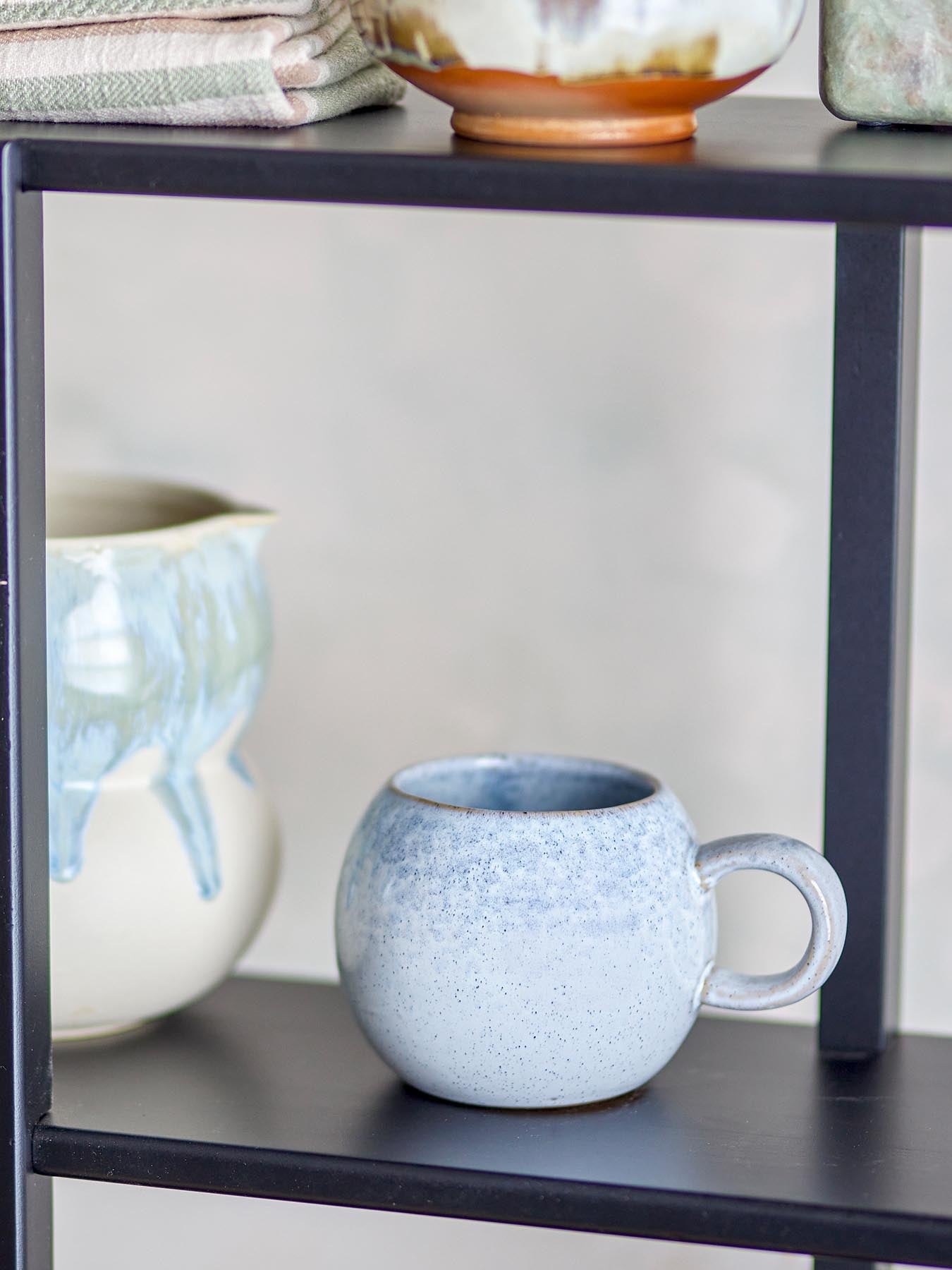 Entdecken Sie den einzigartigen Paula Becher von Bloomingville in Blau. Aus hochwertigem Steingut gefertigt, vereint er Stil und Funktionalität.