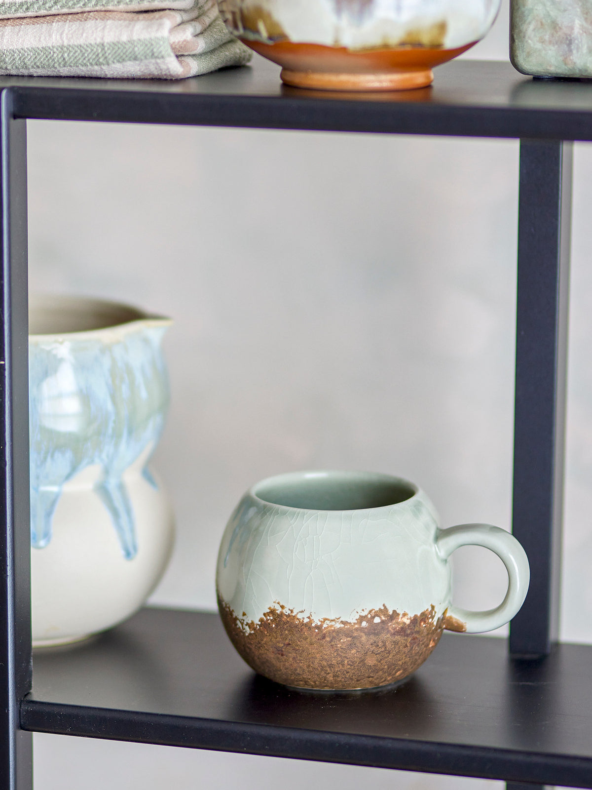 Paula Becher, Braun, Steingut in Braun präsentiert im Onlineshop von KAQTU Design AG. Tasse ist von Bloomingville
