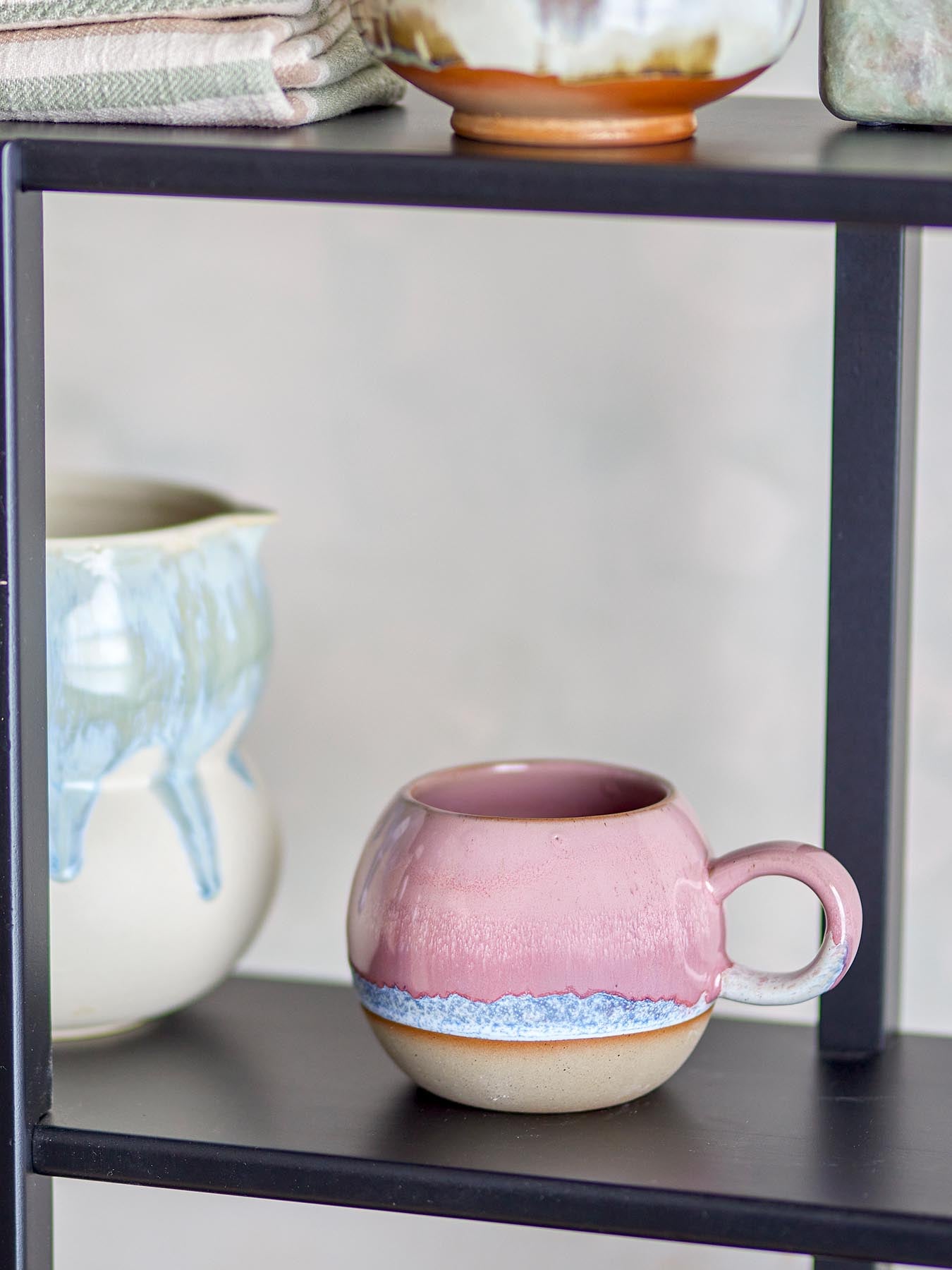 Entdecken Sie den einzigartigen Paula Becher von Bloomingville in zarten Rosa- und Blautönen. Ideal für stilvollen Kaffeegenuss!