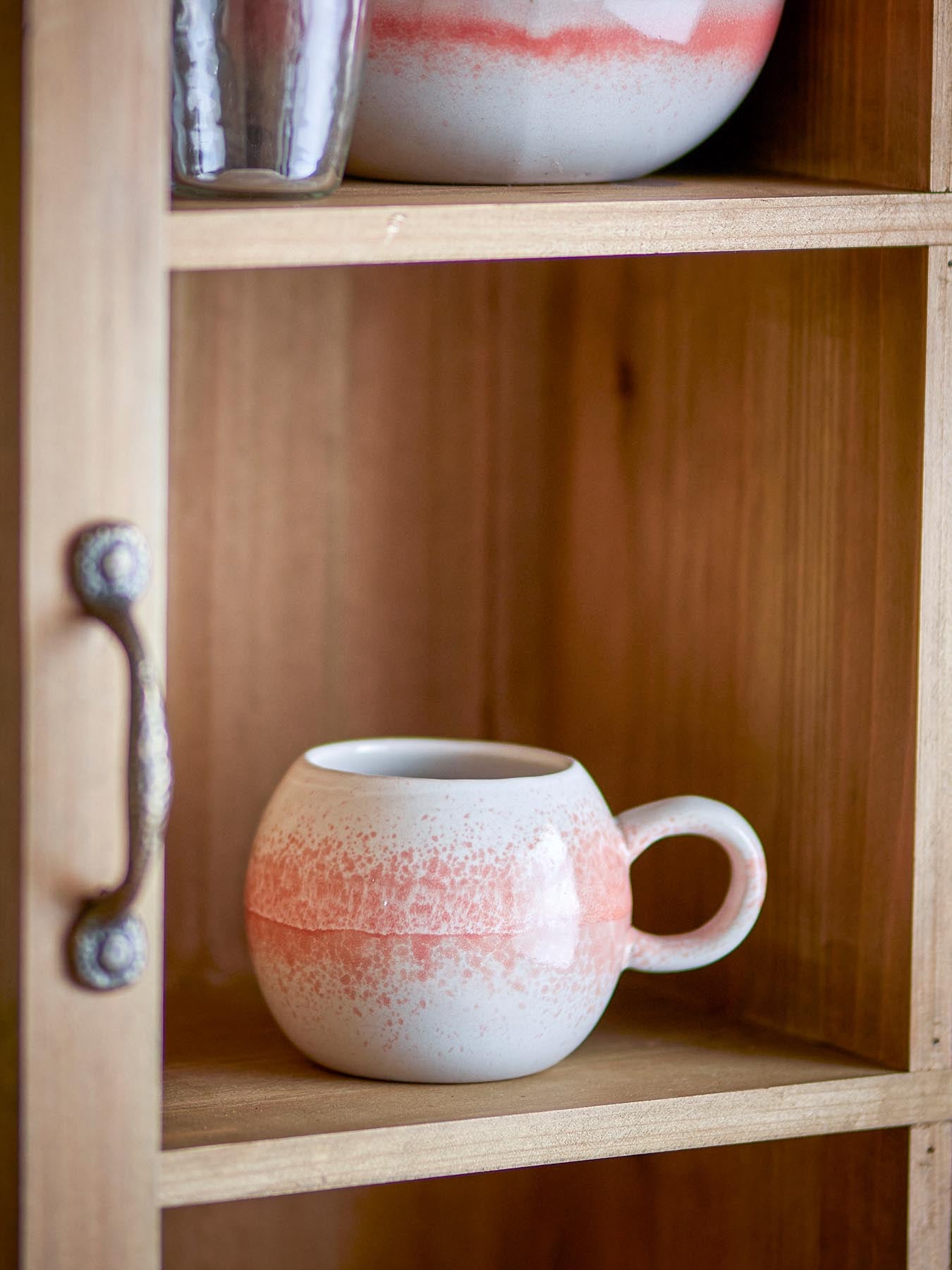 Entdecken Sie den einzigartigen Paula Becher von Bloomingville in leuchtendem Orange. Handgefertigt aus Steingut, vereint er Stil und Funktionalität.