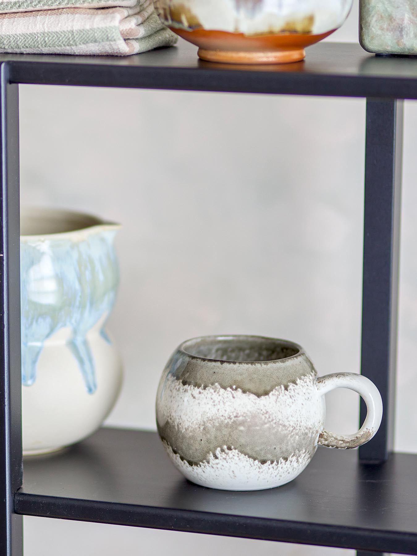 Entdecken Sie den einzigartigen Paula Becher von Bloomingville aus hochwertigem Steingut in stilvollem Grau. Ideal für Kaffee und Tee!