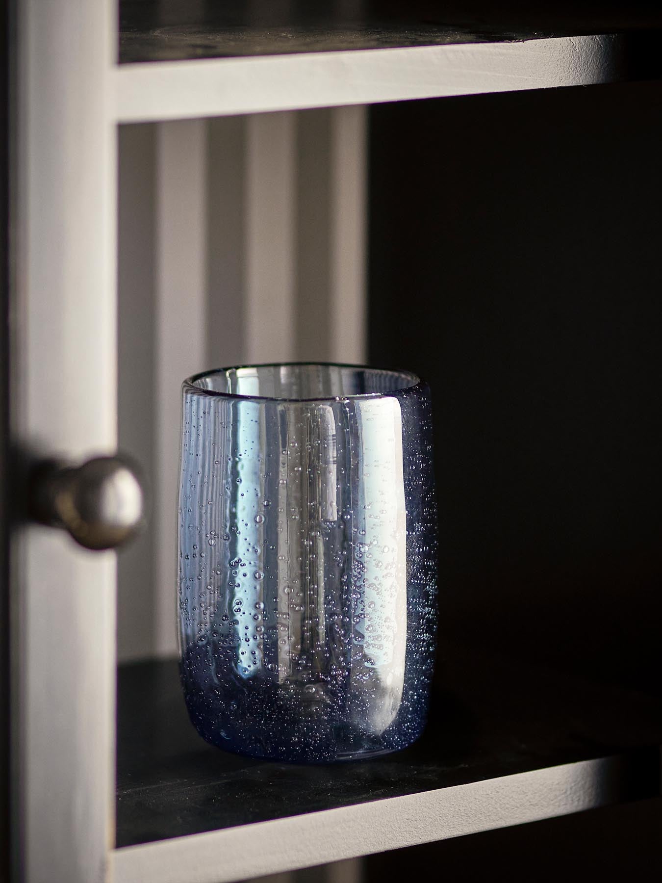 Entdecken Sie die einzigartigen Tabby Trinkgläser in Blau von Creative Collection. Jedes mundgeblasene Glas ist ein Unikat mit organischer Textur und stilvollem Design.