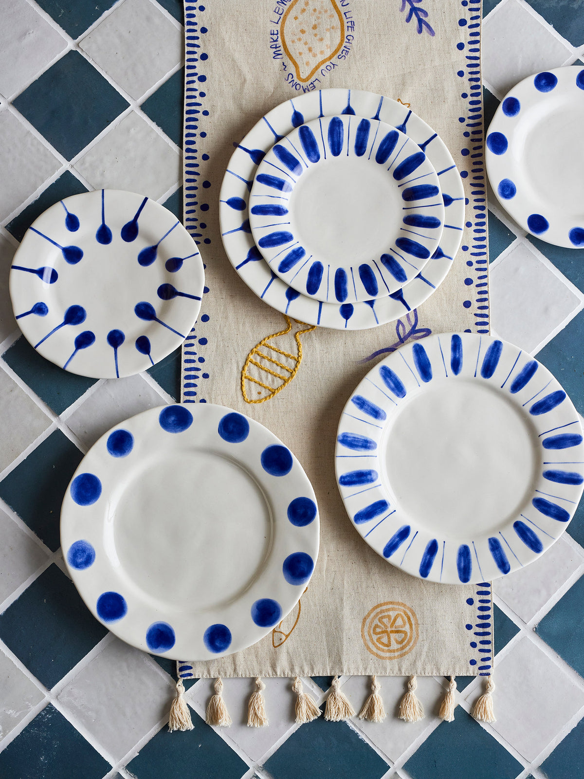 Linora Teller, Blau, Steingut in Blue präsentiert im Onlineshop von KAQTU Design AG. Teller ist von Creative Collection