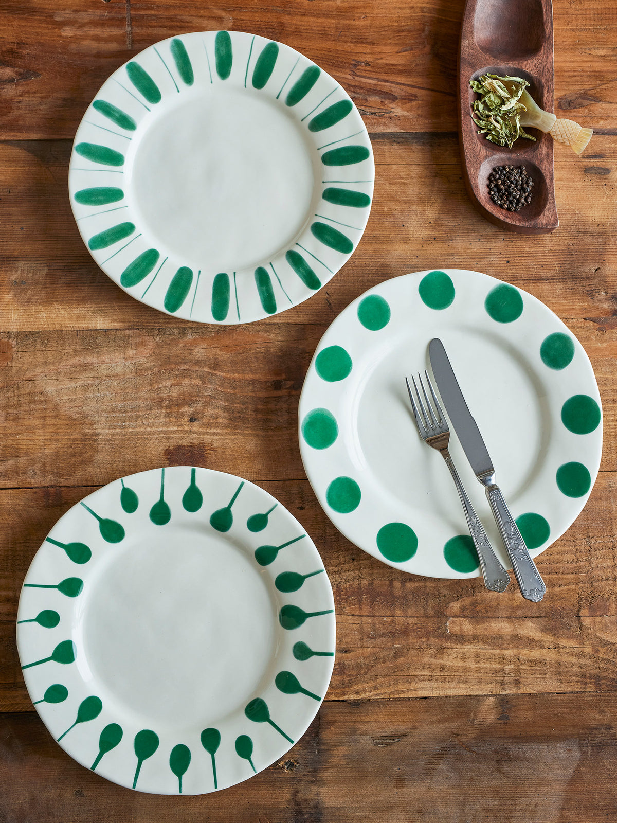 Linora Teller, Grün, Steingut in Green präsentiert im Onlineshop von KAQTU Design AG. Teller ist von Creative Collection