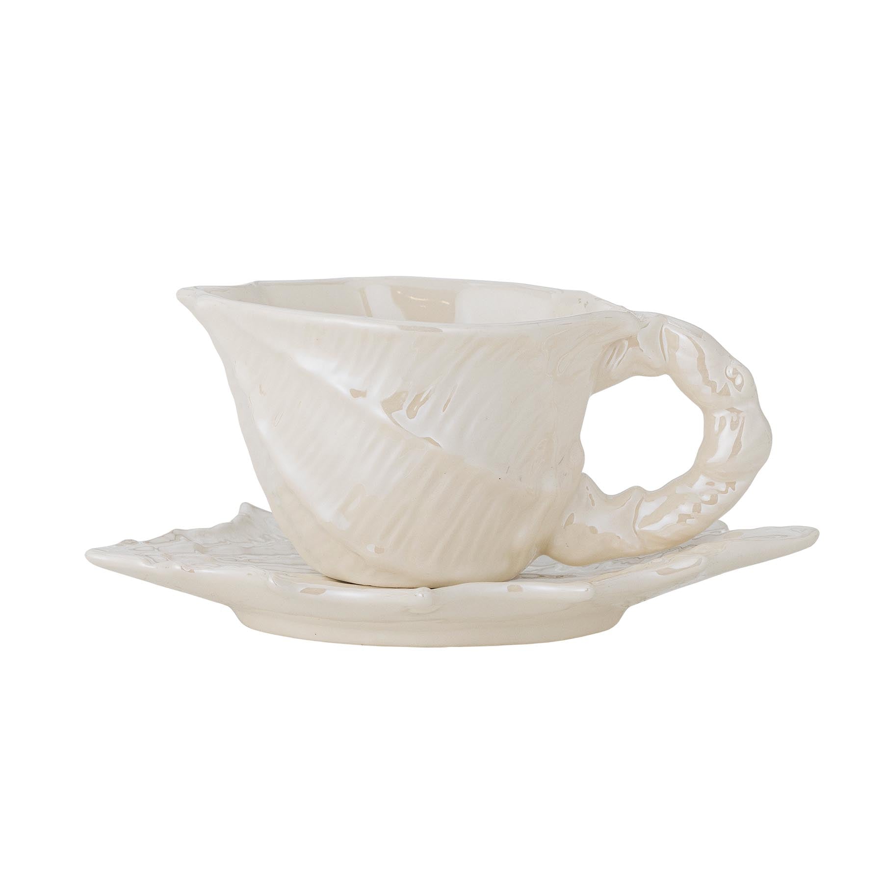Shellie Tasse mit Untertasse, Weiß, Steingut in White präsentiert im Onlineshop von KAQTU Design AG. Tasse ist von Bloomingville