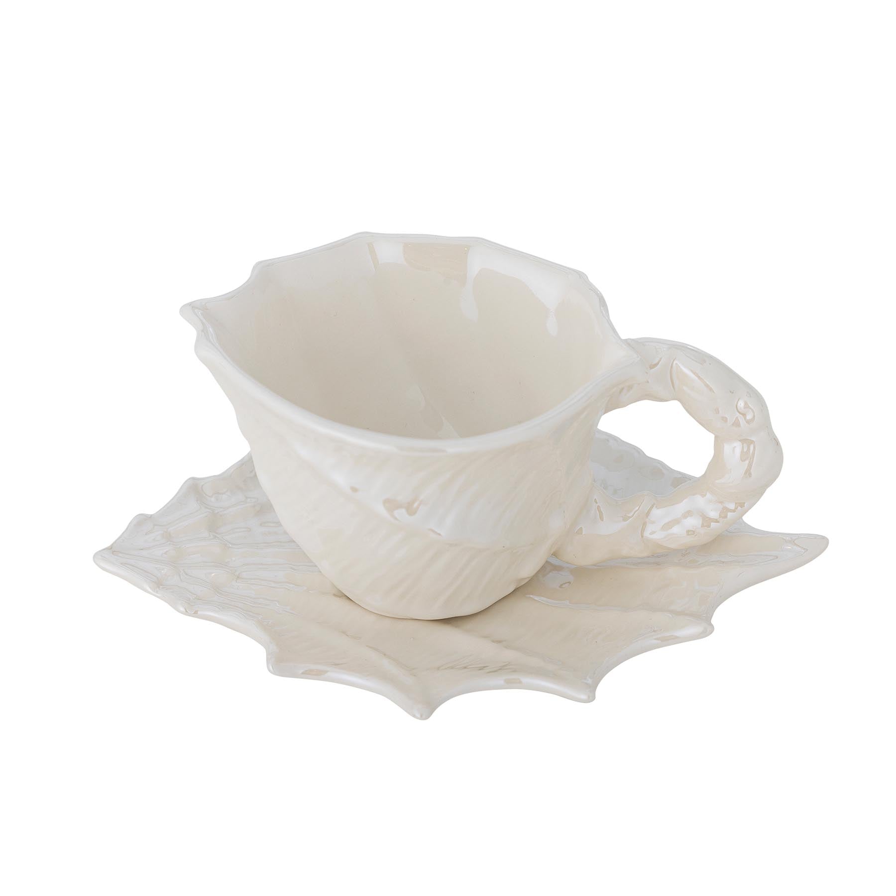 Shellie Tasse mit Untertasse, Weiß, Steingut in White präsentiert im Onlineshop von KAQTU Design AG. Tasse ist von Bloomingville