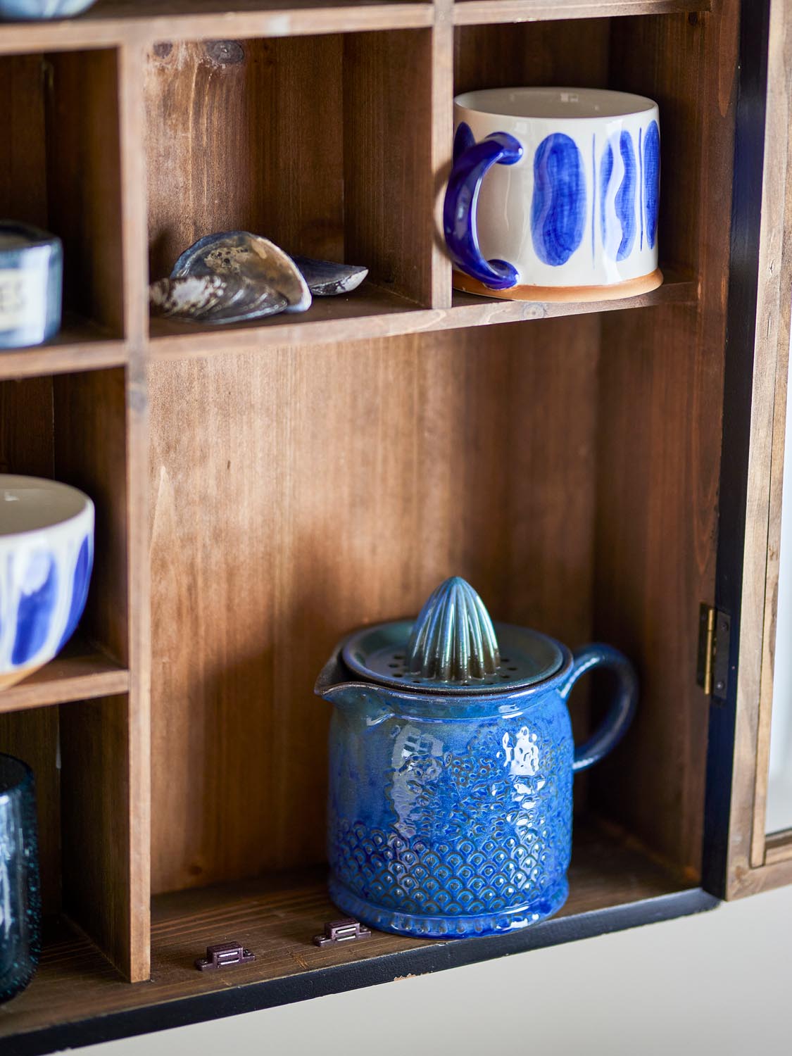 Liselu Zitronensaftpresse, Blau, Steingut in Blue präsentiert im Onlineshop von KAQTU Design AG. Küchenhelfer ist von Creative Collection