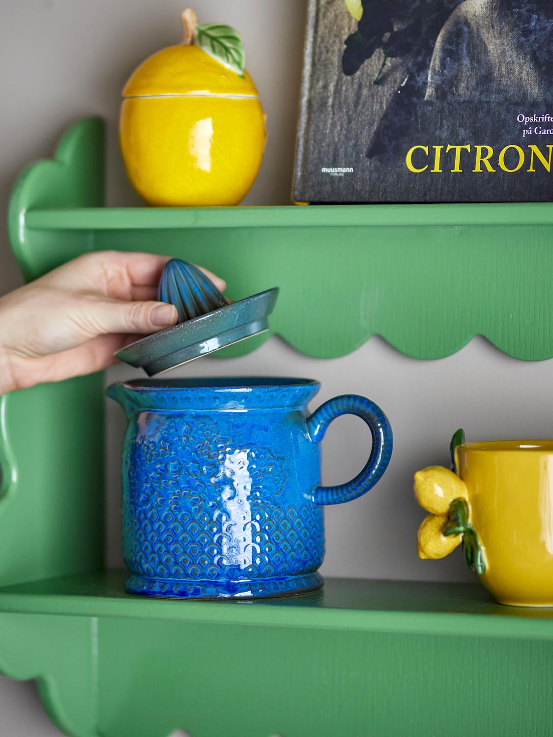 Liselu Zitronensaftpresse, Blau, Steingut in Blue präsentiert im Onlineshop von KAQTU Design AG. Küchenhelfer ist von Creative Collection