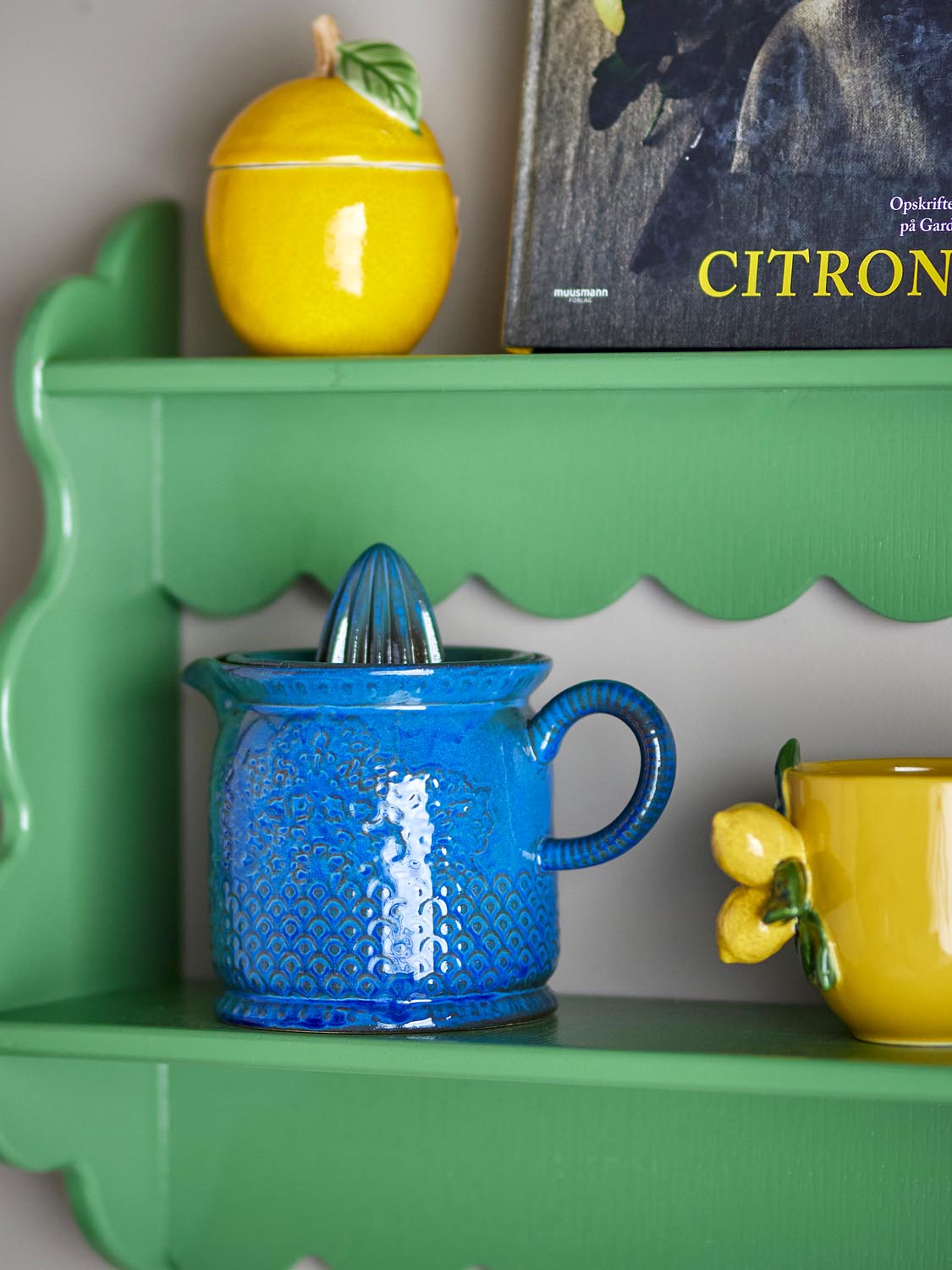 Liselu Zitronensaftpresse, Blau, Steingut in Blue präsentiert im Onlineshop von KAQTU Design AG. Küchenhelfer ist von Creative Collection