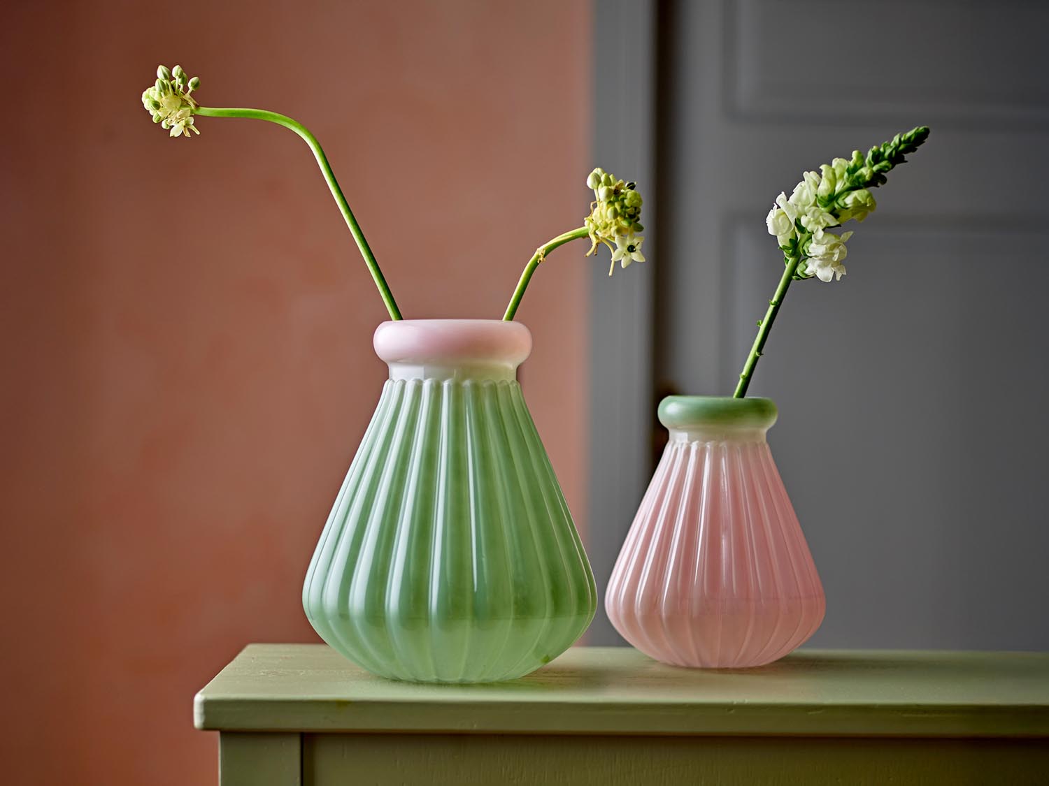 Judith Vase, Grün, Glas in Green präsentiert im Onlineshop von KAQTU Design AG. Vase ist von Creative Collection