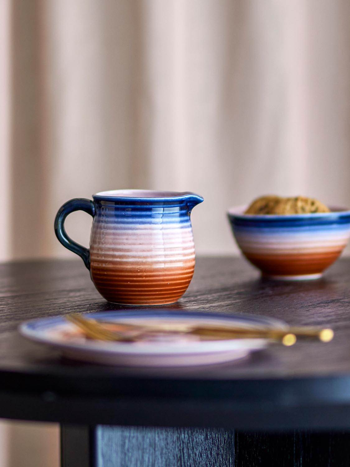 Tatum Milchkännchen, Bunt, Steingut in Multi präsentiert im Onlineshop von KAQTU Design AG. Kanne ist von Bloomingville