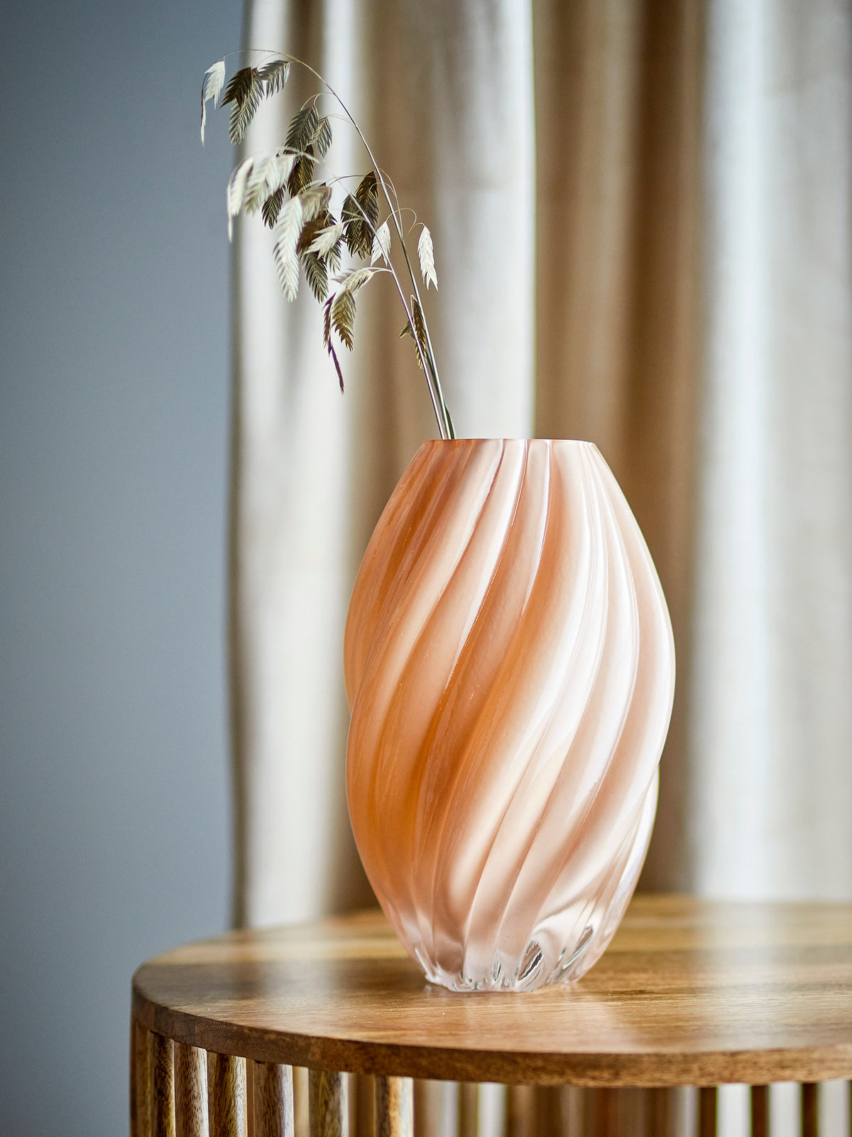 Kanji Vase, Beige, Glas von Creative Collection: skulpturale, gedrehte Form aus mundgeblasenem Glas in sanftem Beigeton, Durchmesser 19 cm, Höhe 30 cm