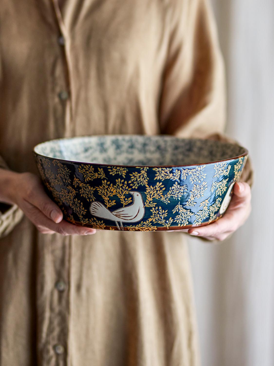 Hezha Schale, Blau, Steingut in Blue präsentiert im Onlineshop von KAQTU Design AG. Schale ist von Bloomingville