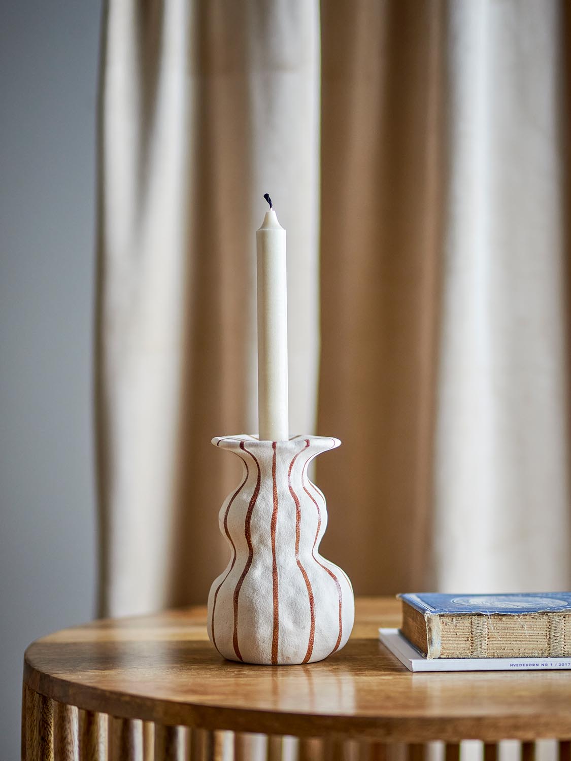 Byron Kerzenhalter, Braun, Steingut in Brown präsentiert im Onlineshop von KAQTU Design AG. Kerzenständer ist von Creative Collection