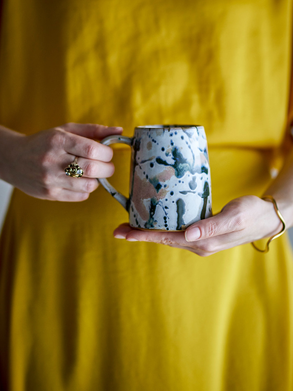 Winnie Becher, Bunt, Steingut in Multi präsentiert im Onlineshop von KAQTU Design AG. Tasse ist von Creative Collection
