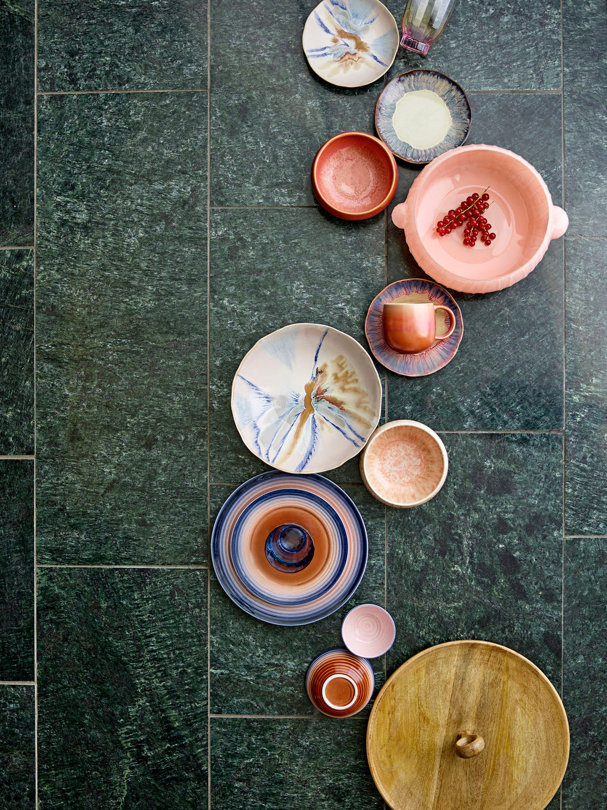 Imogen Teller, Bunt, Steingut in Multi präsentiert im Onlineshop von KAQTU Design AG. Teller ist von Bloomingville