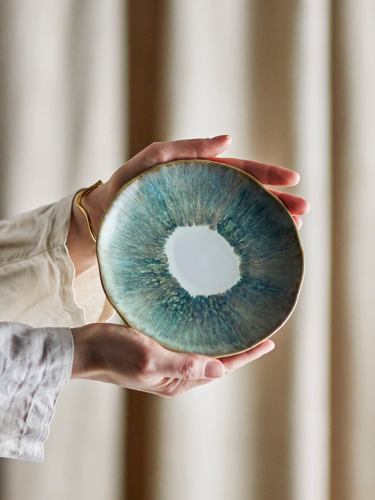 Imogen Teller, Bunt, Steingut in Multi präsentiert im Onlineshop von KAQTU Design AG. Teller ist von Bloomingville
