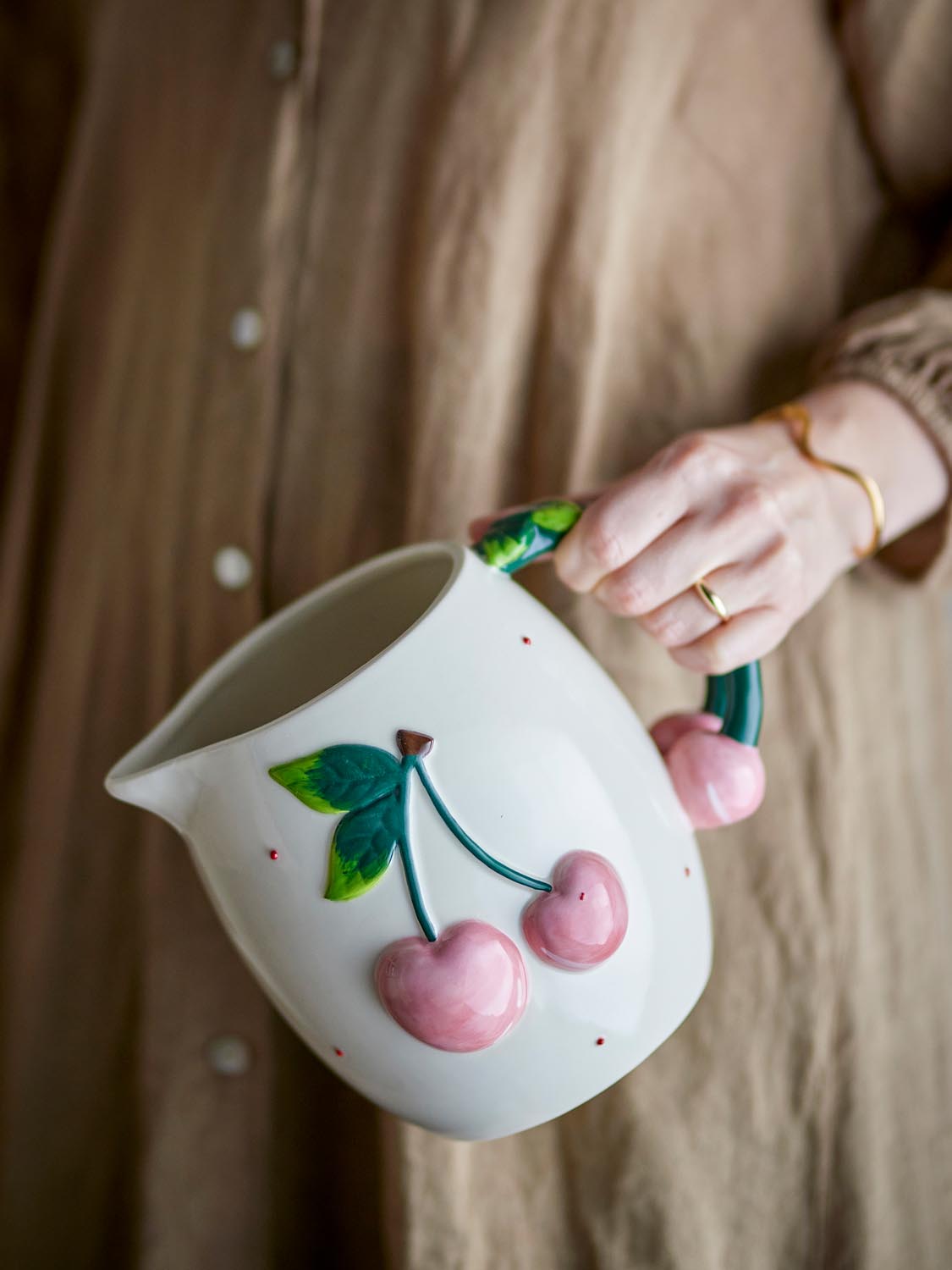 Berrie Krug, Rose, Steingut in Rose präsentiert im Onlineshop von KAQTU Design AG. Kanne ist von Creative Collection