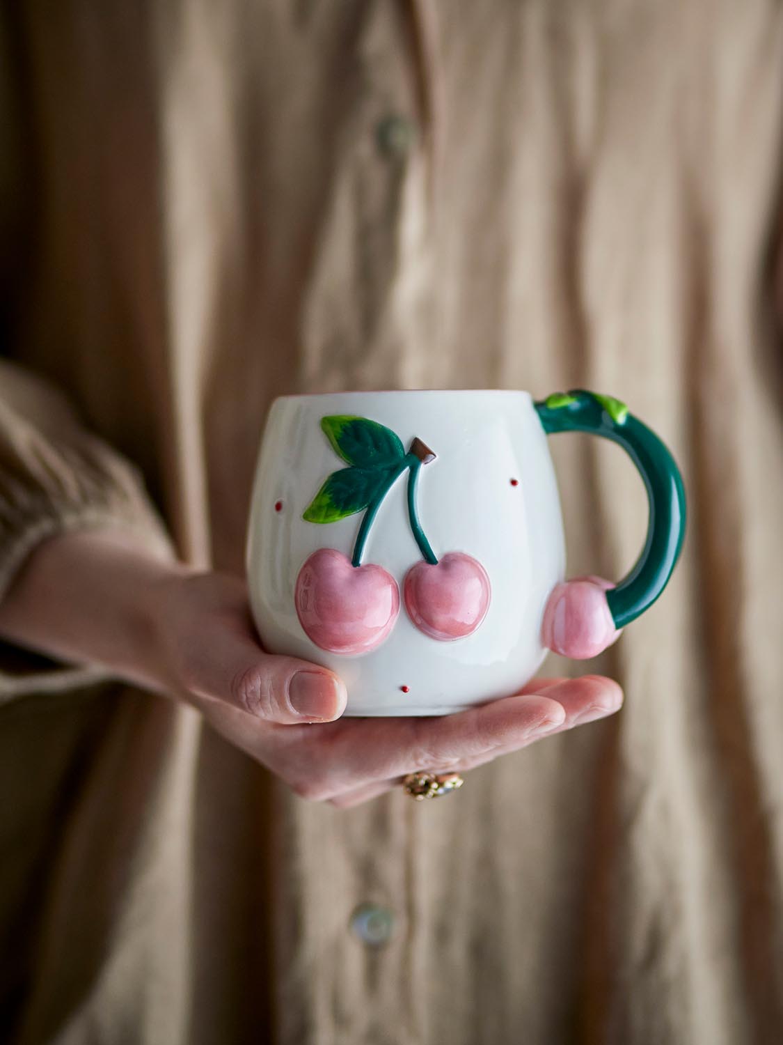 Berrie Becher, Rose, Steingut in Rose präsentiert im Onlineshop von KAQTU Design AG. Tasse ist von Creative Collection