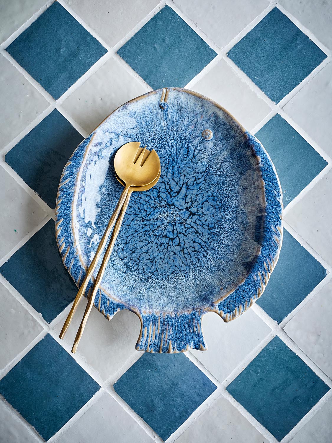 Fae Servierplatte, Blau, Steingut in Blue präsentiert im Onlineshop von KAQTU Design AG. Käsezubehör ist von Creative Collection