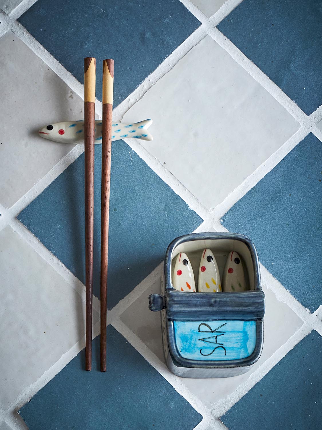 Caiam Essstäbchenhalter, Bunt, Steingut in Multi präsentiert im Onlineshop von KAQTU Design AG. Pfannenuntersatz ist von Creative Collection