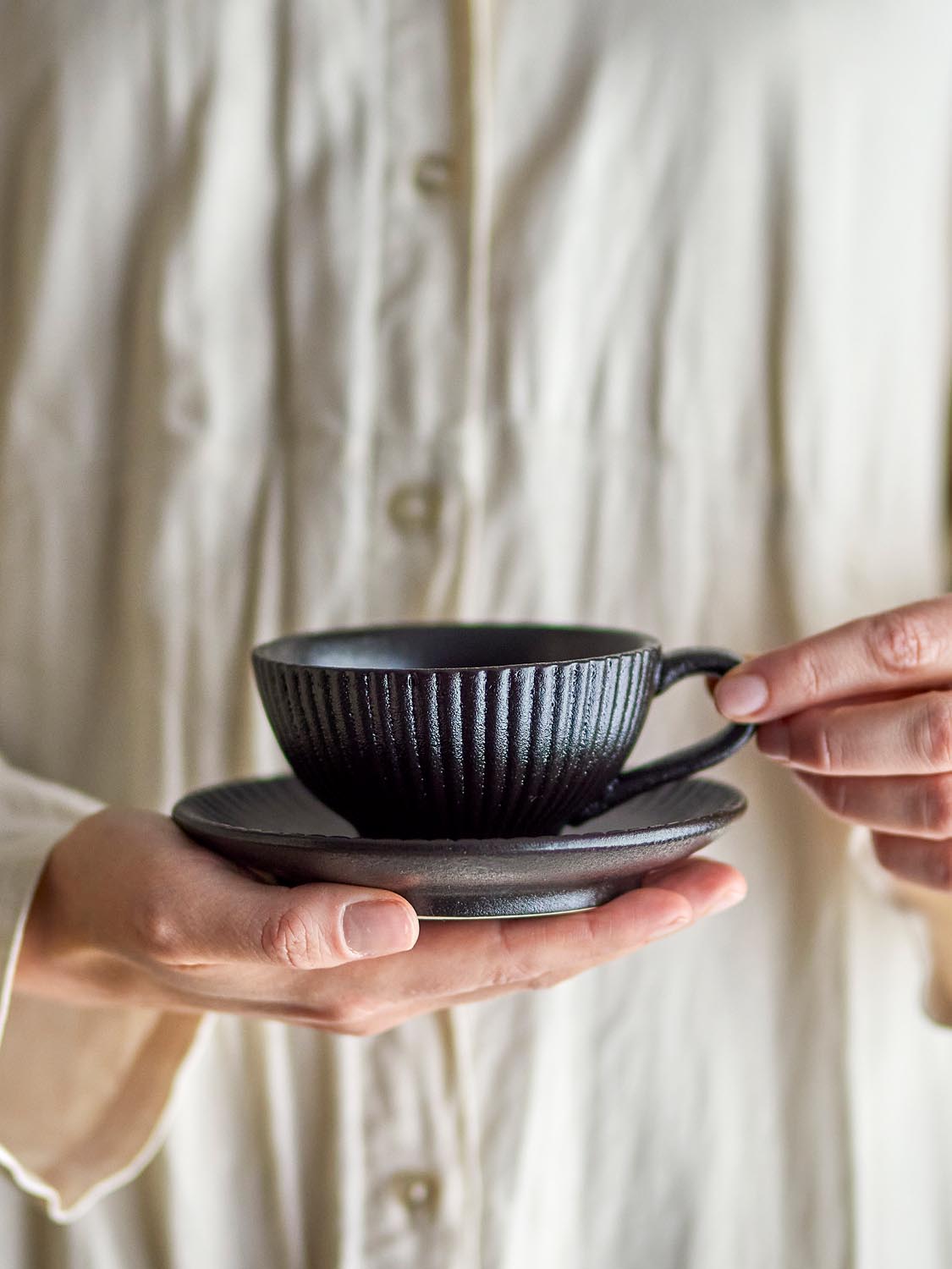 Neri Cappuccinotasse mit Untertasse, Schwarz, Steingut in Black präsentiert im Onlineshop von KAQTU Design AG. Tasse ist von Bloomingville