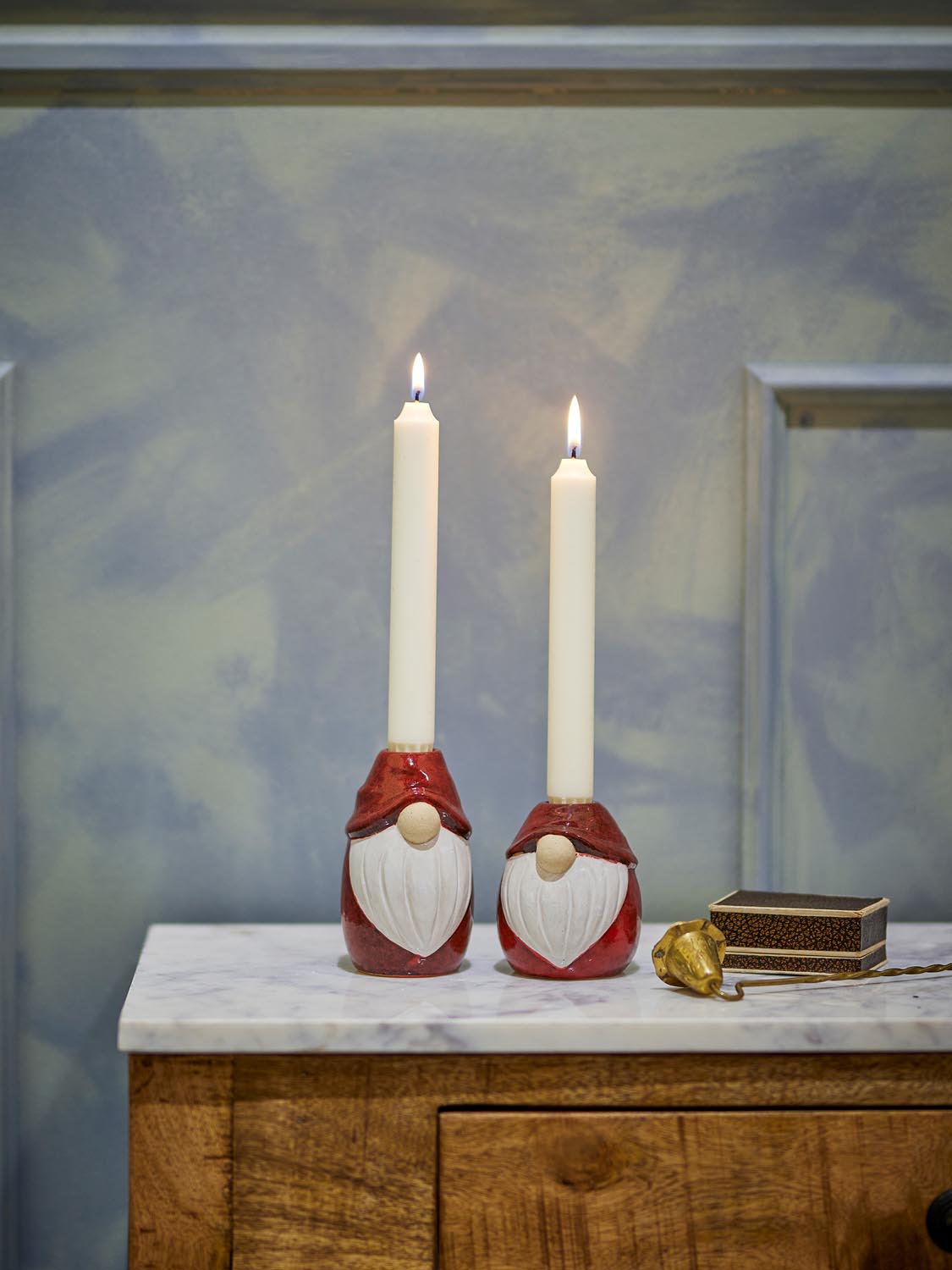 Lyda Kerzenhalter, Rot, Steingut in Red präsentiert im Onlineshop von KAQTU Design AG. Kerzenständer ist von Bloomingville