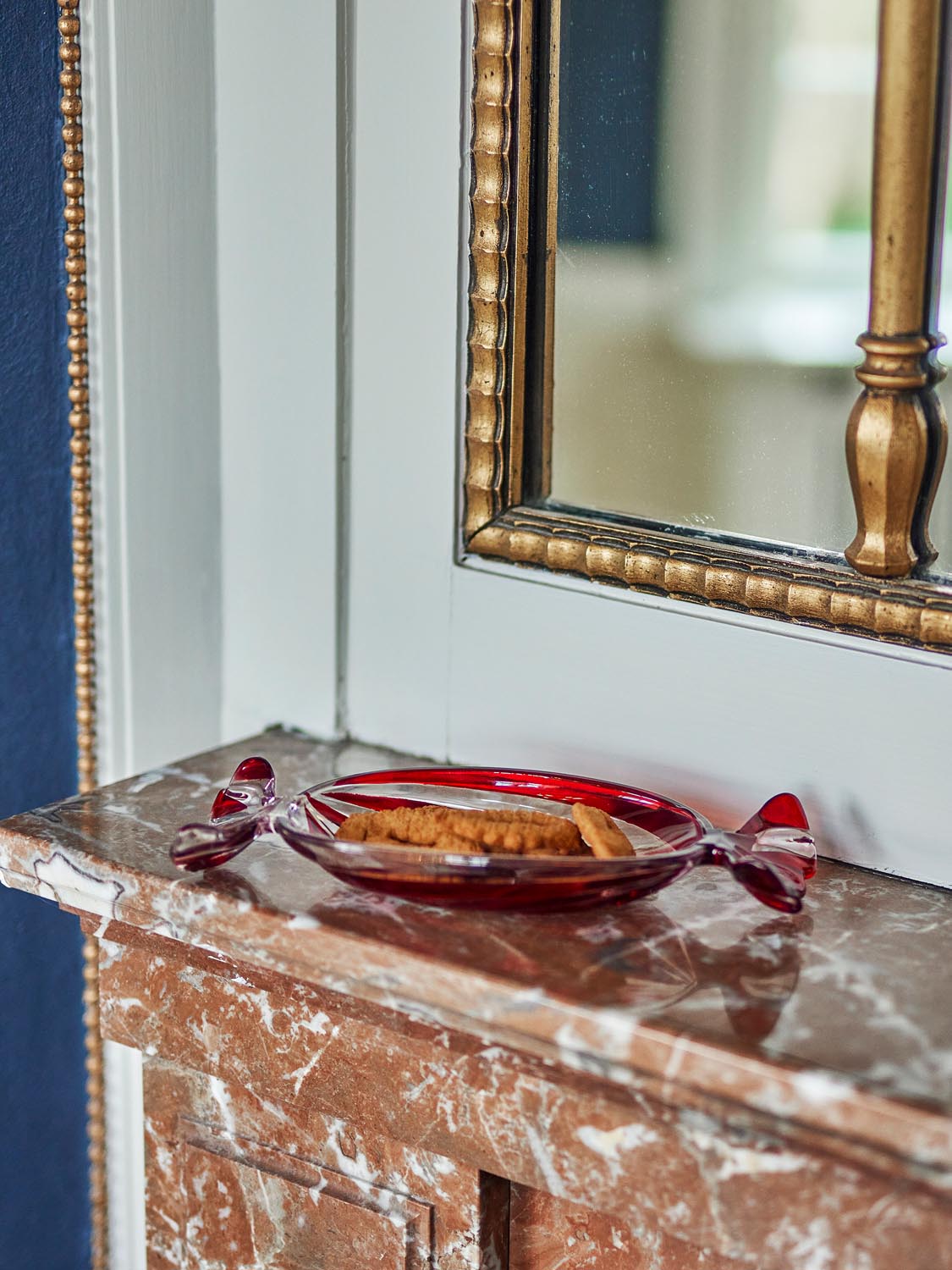 Sweetie Servierplatte, Rot, Glas in Red präsentiert im Onlineshop von KAQTU Design AG. Käsezubehör ist von Bloomingville