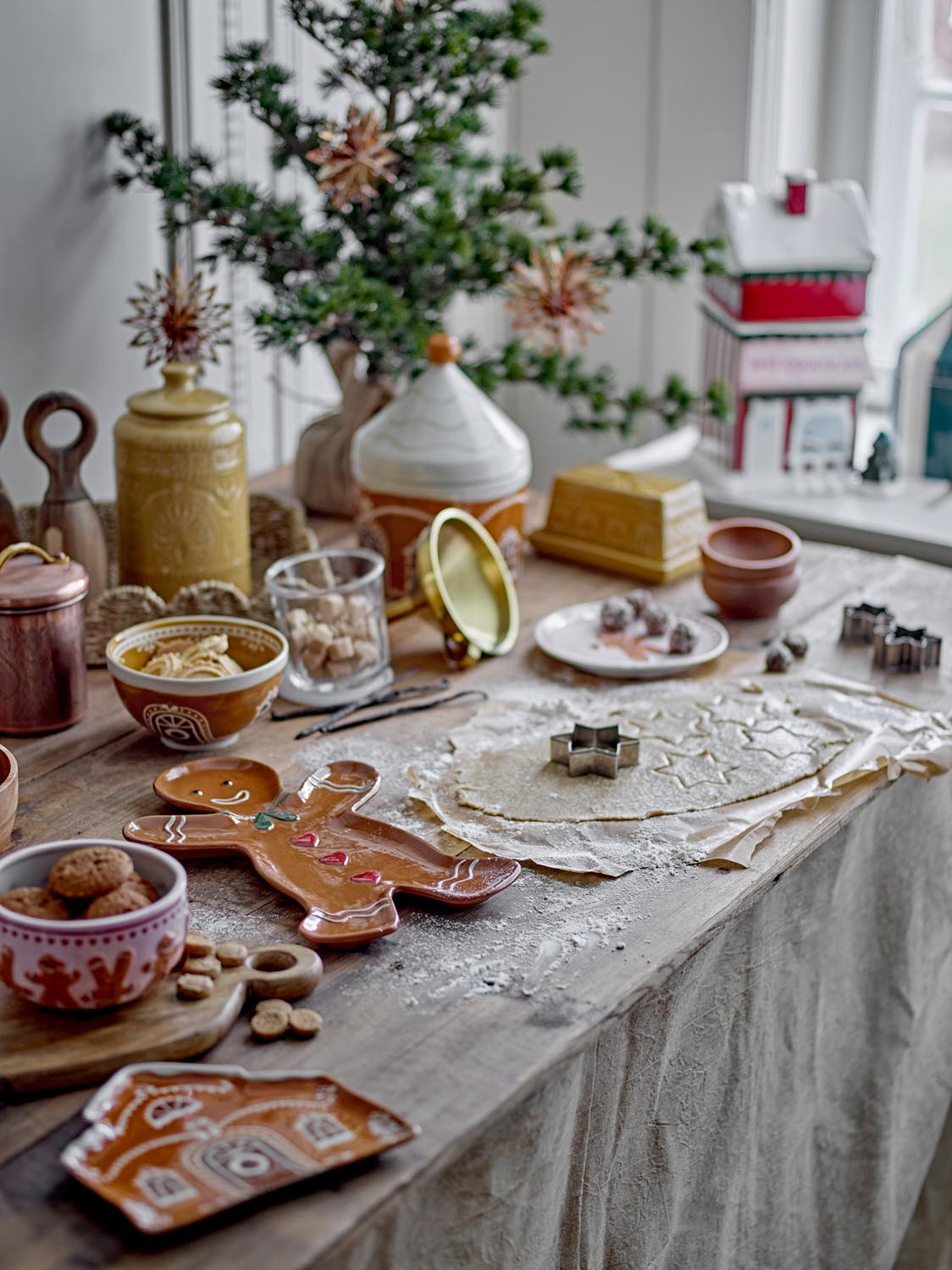 Ginnie Servierplatte, Braun, Steingut in Brown präsentiert im Onlineshop von KAQTU Design AG. Käsezubehör ist von Bloomingville