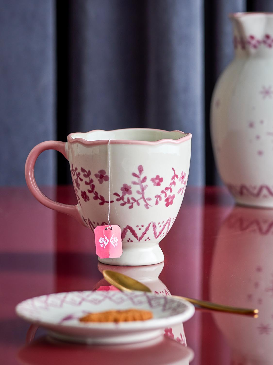 Wonderland Becher, Rose, Steingut in Rose präsentiert im Onlineshop von KAQTU Design AG. Tasse ist von Bloomingville