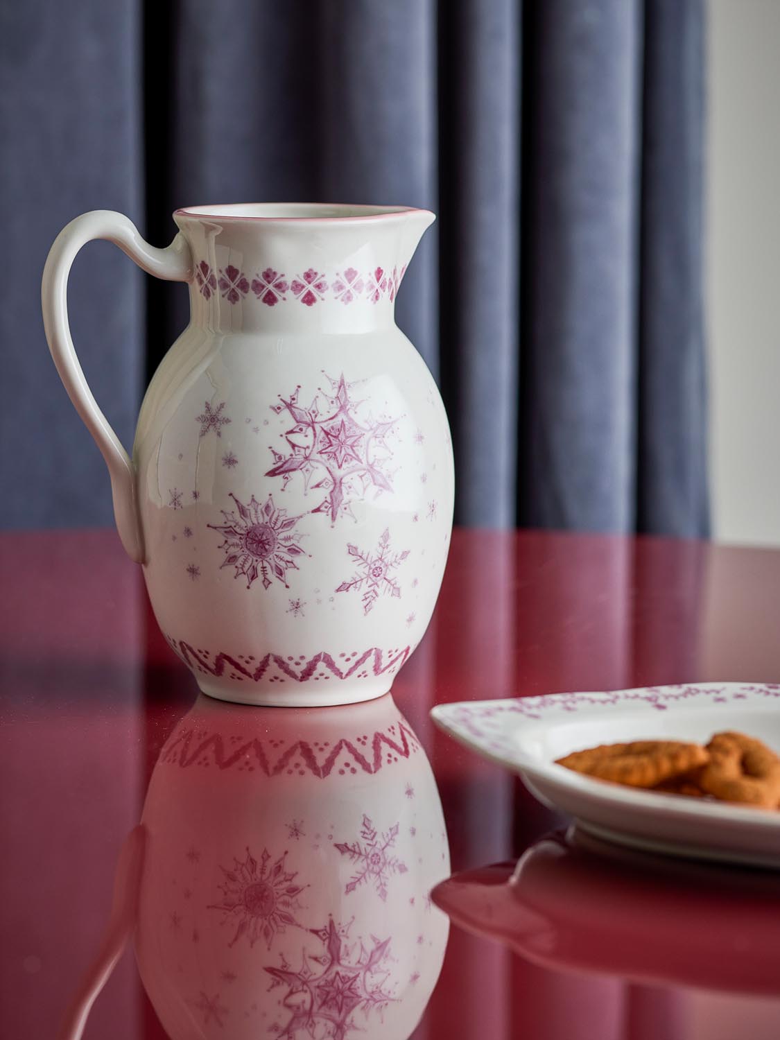 Wonderland Krug, Rose, Steingut in Rose präsentiert im Onlineshop von KAQTU Design AG. Kanne ist von Bloomingville