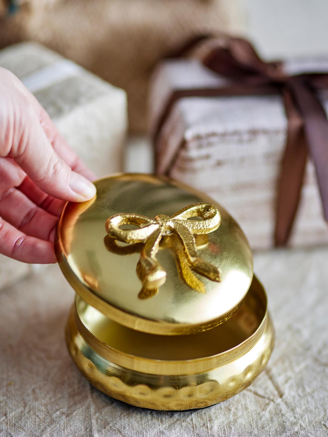 Meera Gefäß mit Deckel, Gold, Metall in Gold präsentiert im Onlineshop von KAQTU Design AG. Kanne ist von Bloomingville
