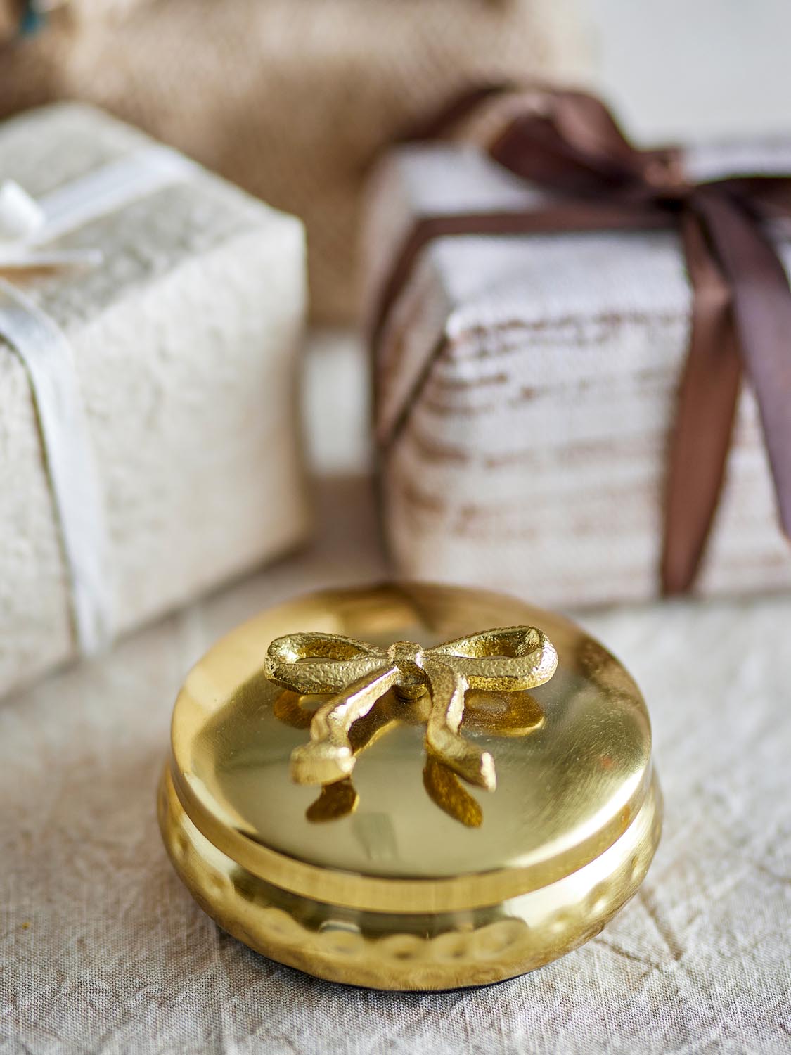 Meera Gefäß mit Deckel, Gold, Metall in Gold präsentiert im Onlineshop von KAQTU Design AG. Kanne ist von Bloomingville