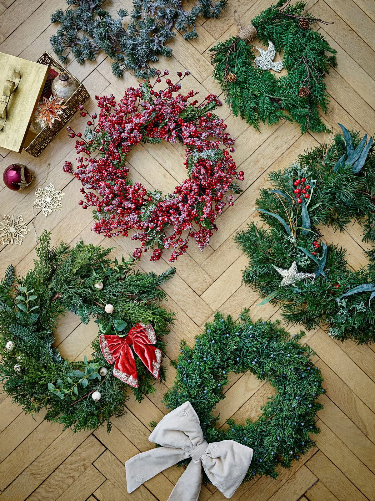 Pine Kranz, Grün, Künstliche Blumen in Green präsentiert im Onlineshop von KAQTU Design AG. Weihnachtskränze ist von Bloomingville