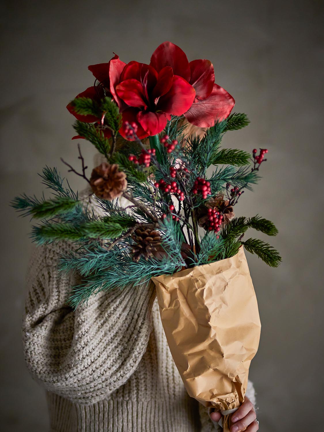 Rubia Blumenstrauß, Rot, Künstliche Blumen in Red präsentiert im Onlineshop von KAQTU Design AG. Kunstpflanze ist von Bloomingville