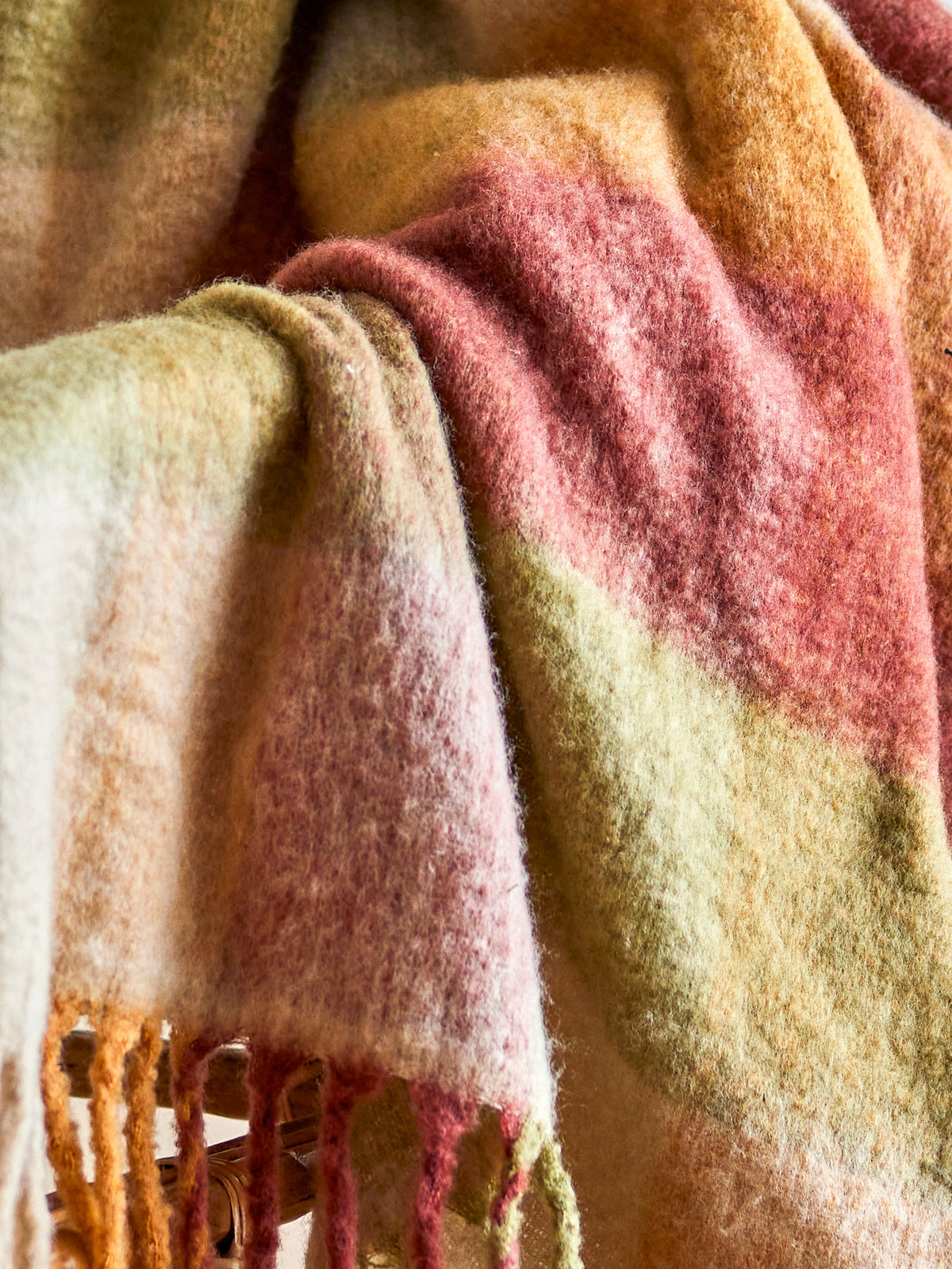 Hamisha Decke, Bunt, Polyester OEKO-TEX® in Multi präsentiert im Onlineshop von KAQTU Design AG. Wolldecke ist von Creative Collection
