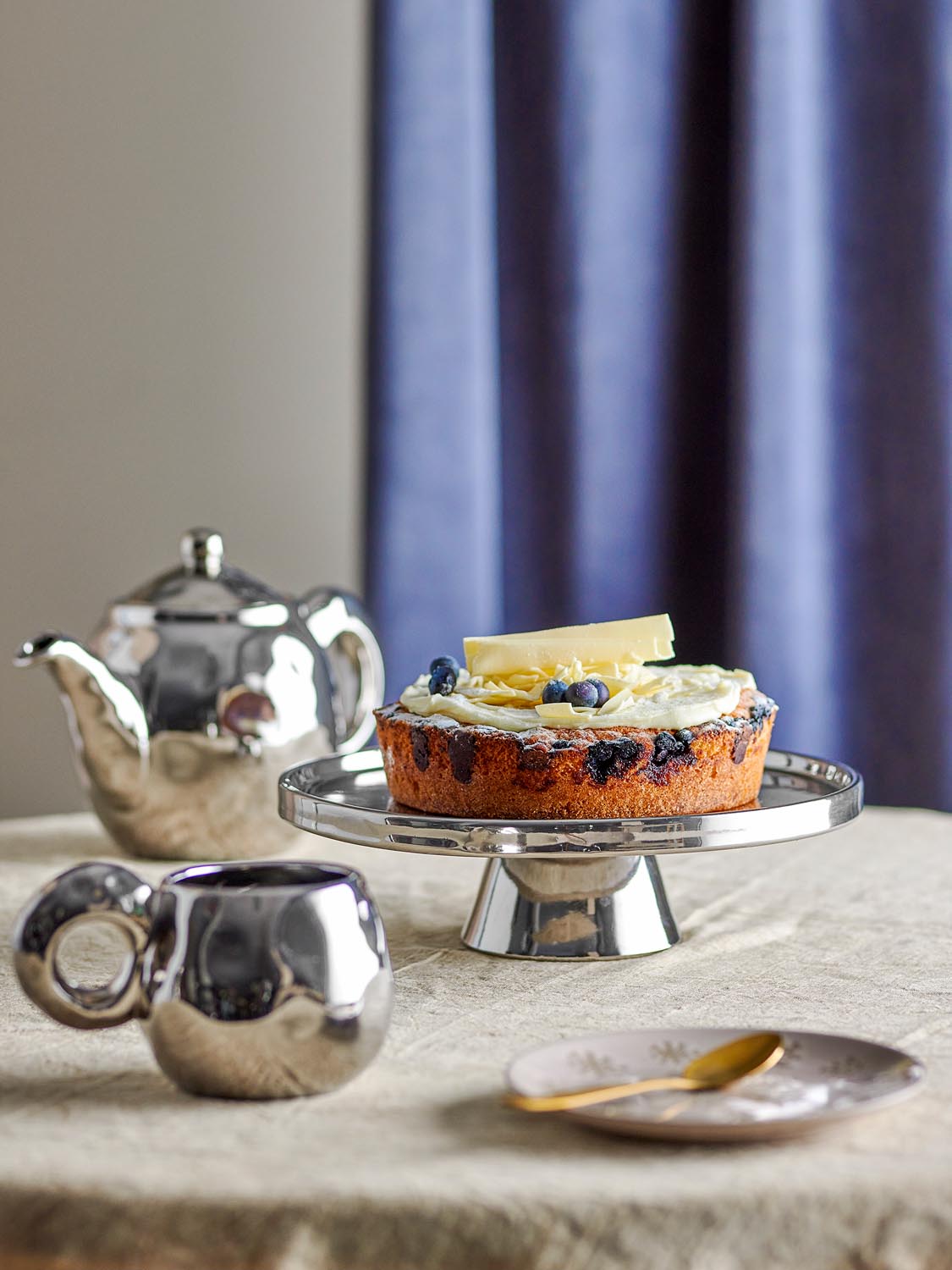 Shine Kuchenteller, Silber, Steingut in Silver präsentiert im Onlineshop von KAQTU Design AG. Tablett ist von Bloomingville