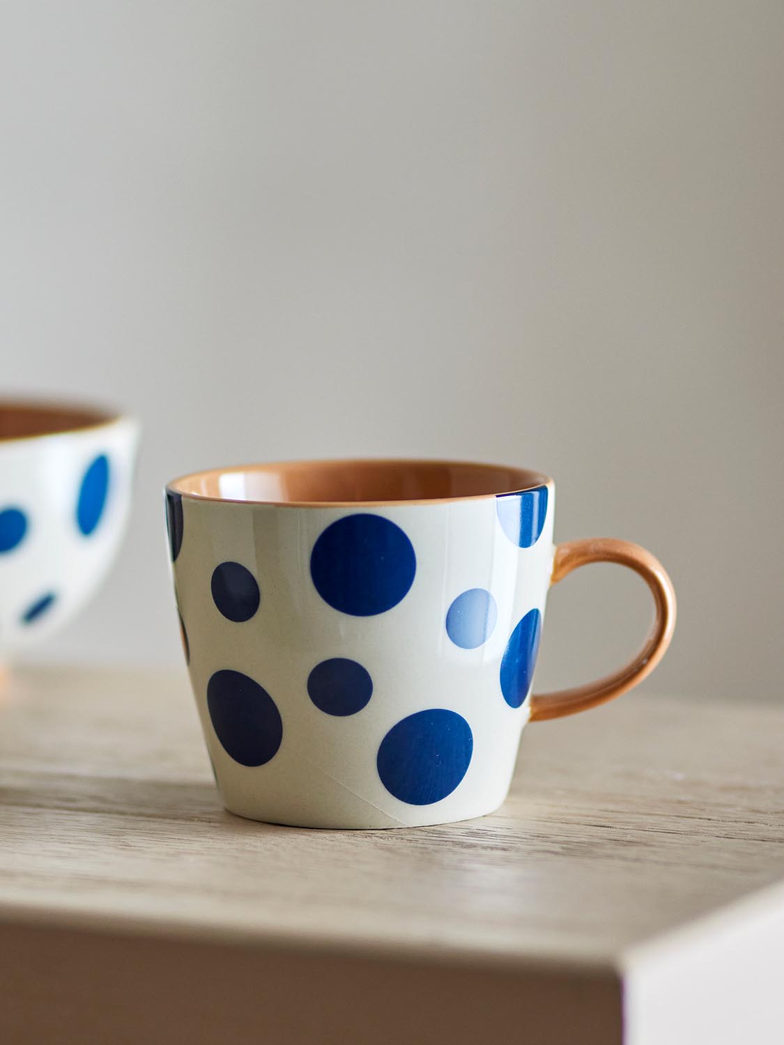 Miri Becher, Bunt, Steingut in Multi präsentiert im Onlineshop von KAQTU Design AG. Tasse ist von Bloomingville