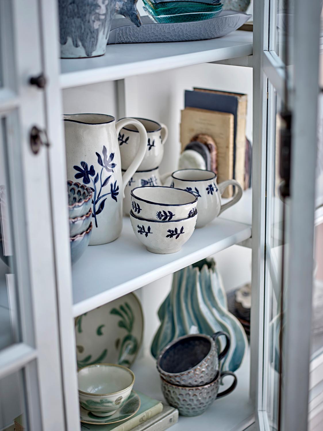 Dilara Vase, Blau, Steingut in Blue präsentiert im Onlineshop von KAQTU Design AG. Vase ist von Creative Collection