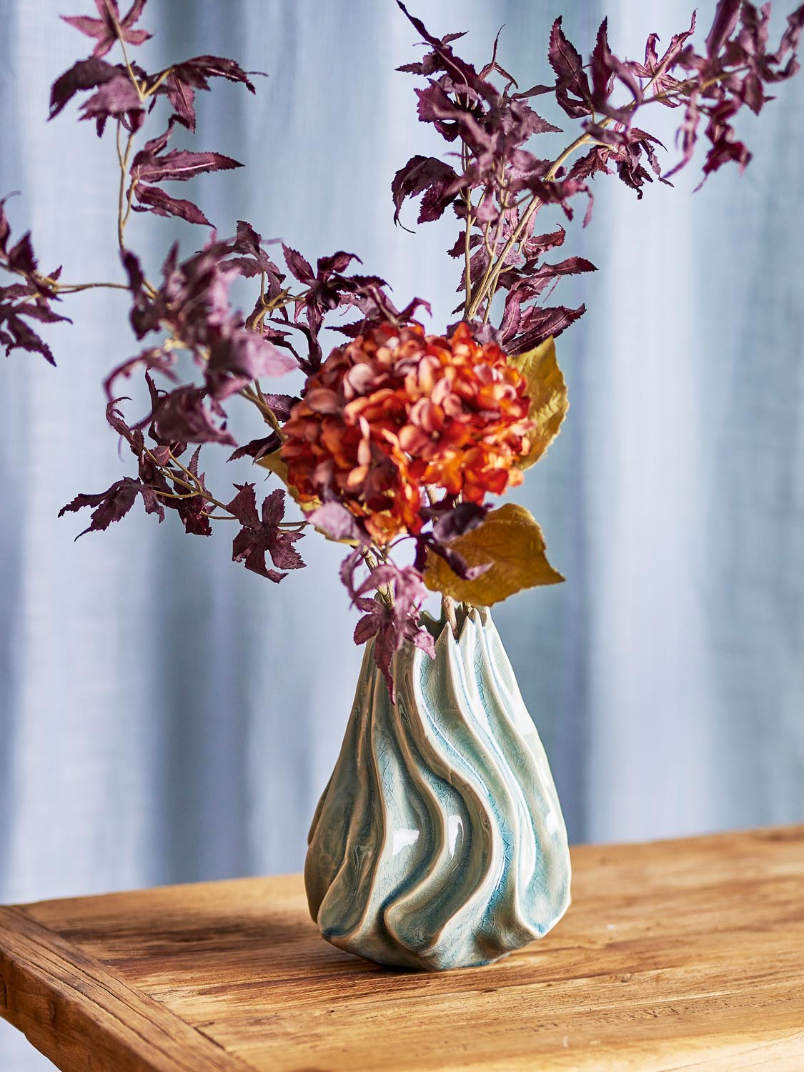 Dilara Vase, Blau, Steingut in Blue präsentiert im Onlineshop von KAQTU Design AG. Vase ist von Creative Collection