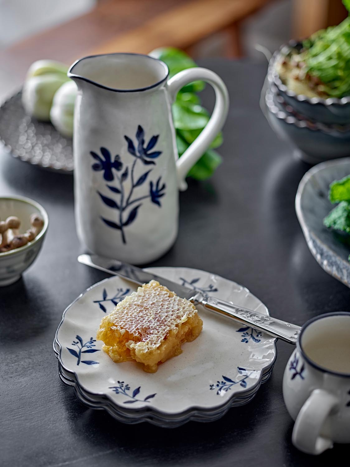 Eimy Teller, Blau, Steingut in Blue präsentiert im Onlineshop von KAQTU Design AG. Teller ist von Creative Collection