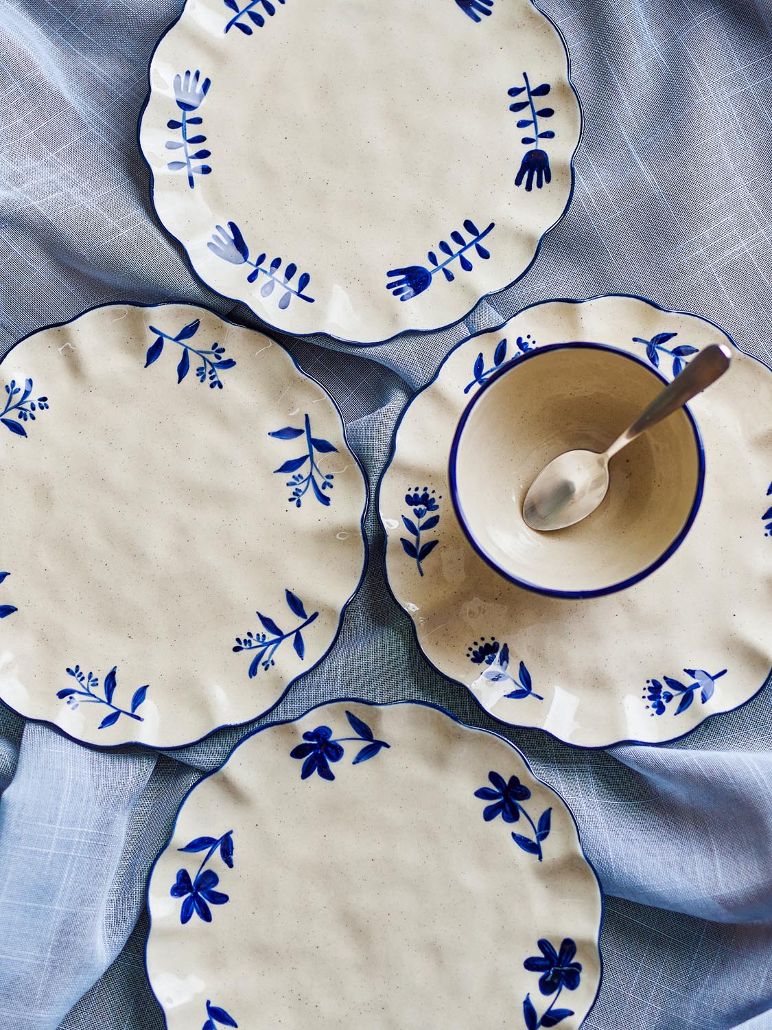 Eimy Teller, Blau, Steingut in Blue präsentiert im Onlineshop von KAQTU Design AG. Teller ist von Creative Collection