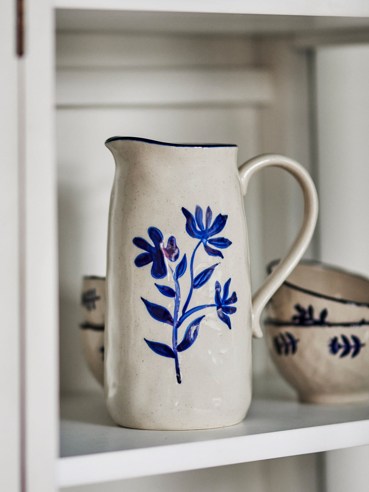 Eimy Krug, Blau, Steingut in Blue präsentiert im Onlineshop von KAQTU Design AG. Kanne ist von Creative Collection