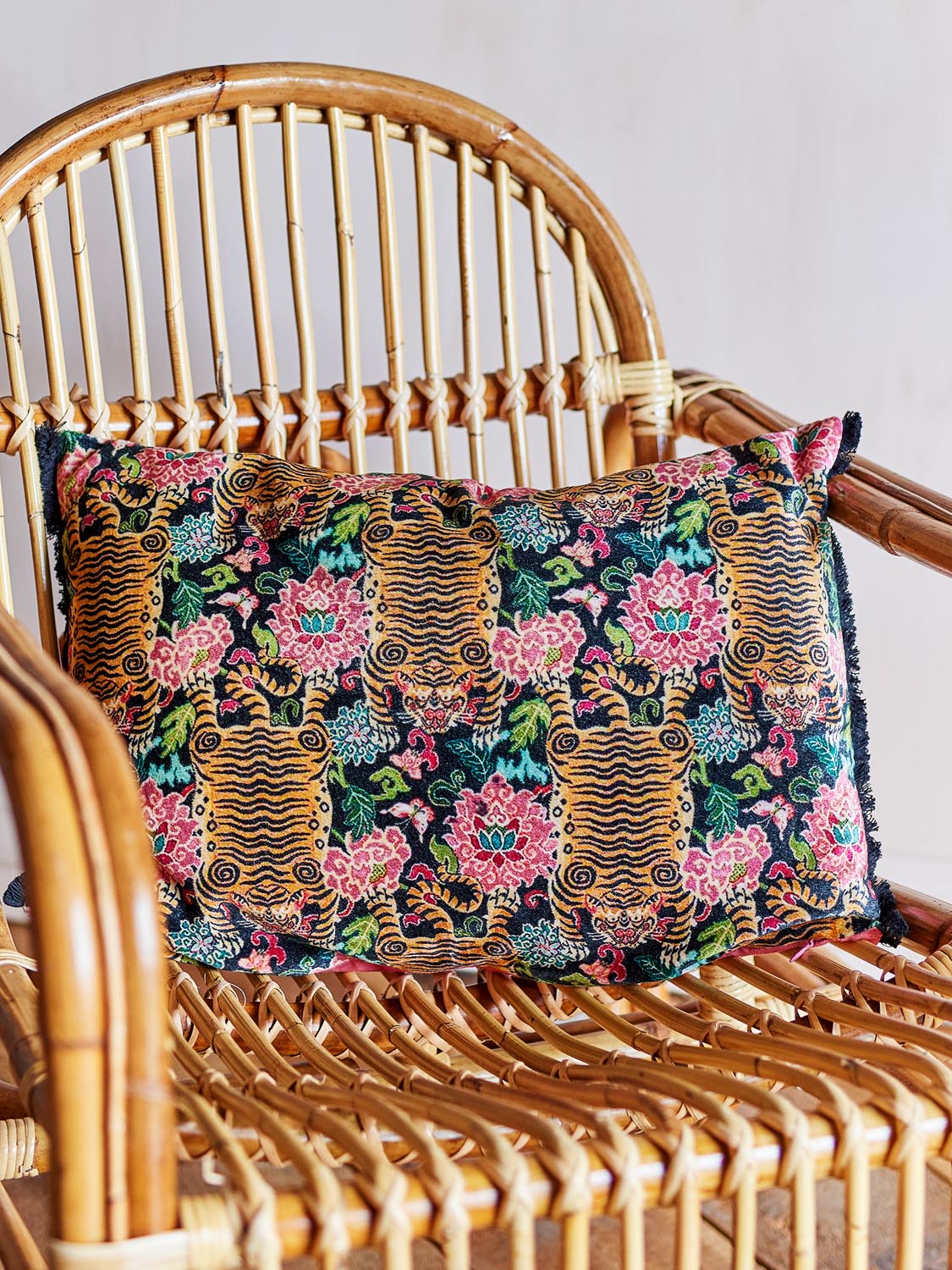 Lester Kissen, Bunt, Baumwolle in Multi präsentiert im Onlineshop von KAQTU Design AG. Deko Kissenbezug ist von Creative Collection